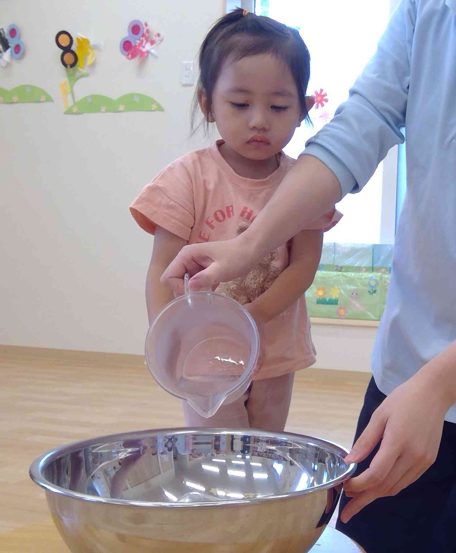 そーっとお水をいれました