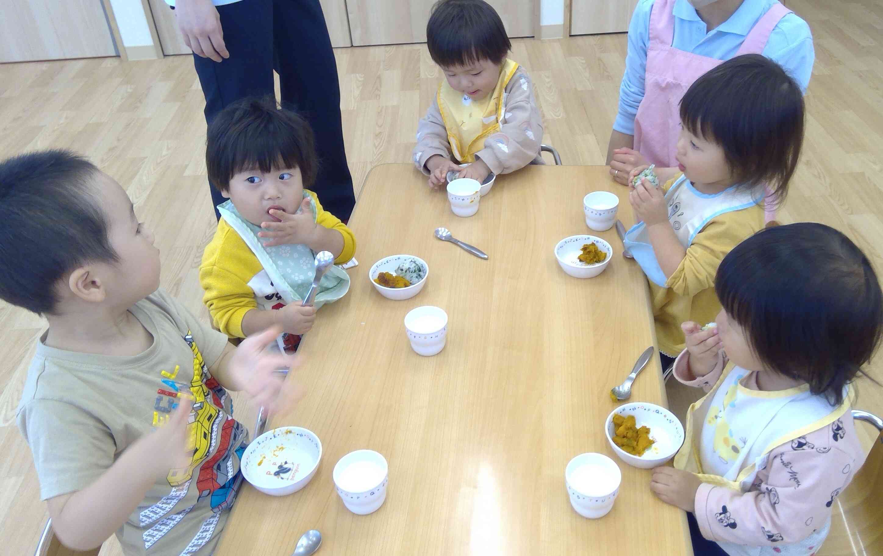 みんなでおやつ、おいしいね!