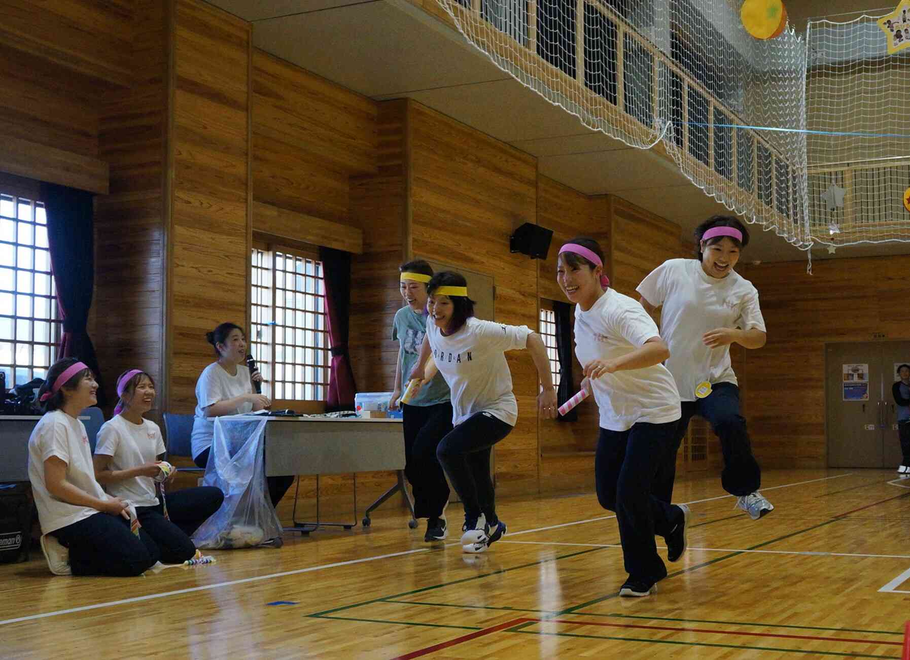 保護者と先生対抗リレーは今年初めての試みでしたがとっても白熱しました。ご協力ありがとうございました。