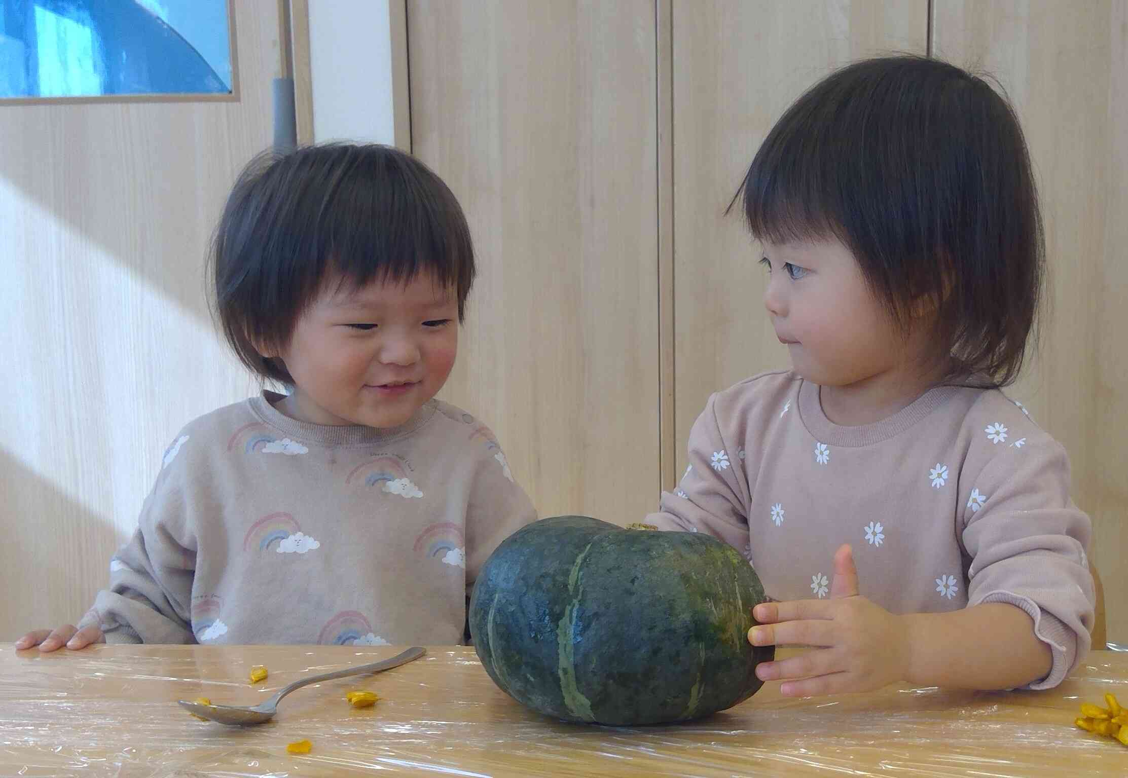 お友だちと仲良く種取りです!