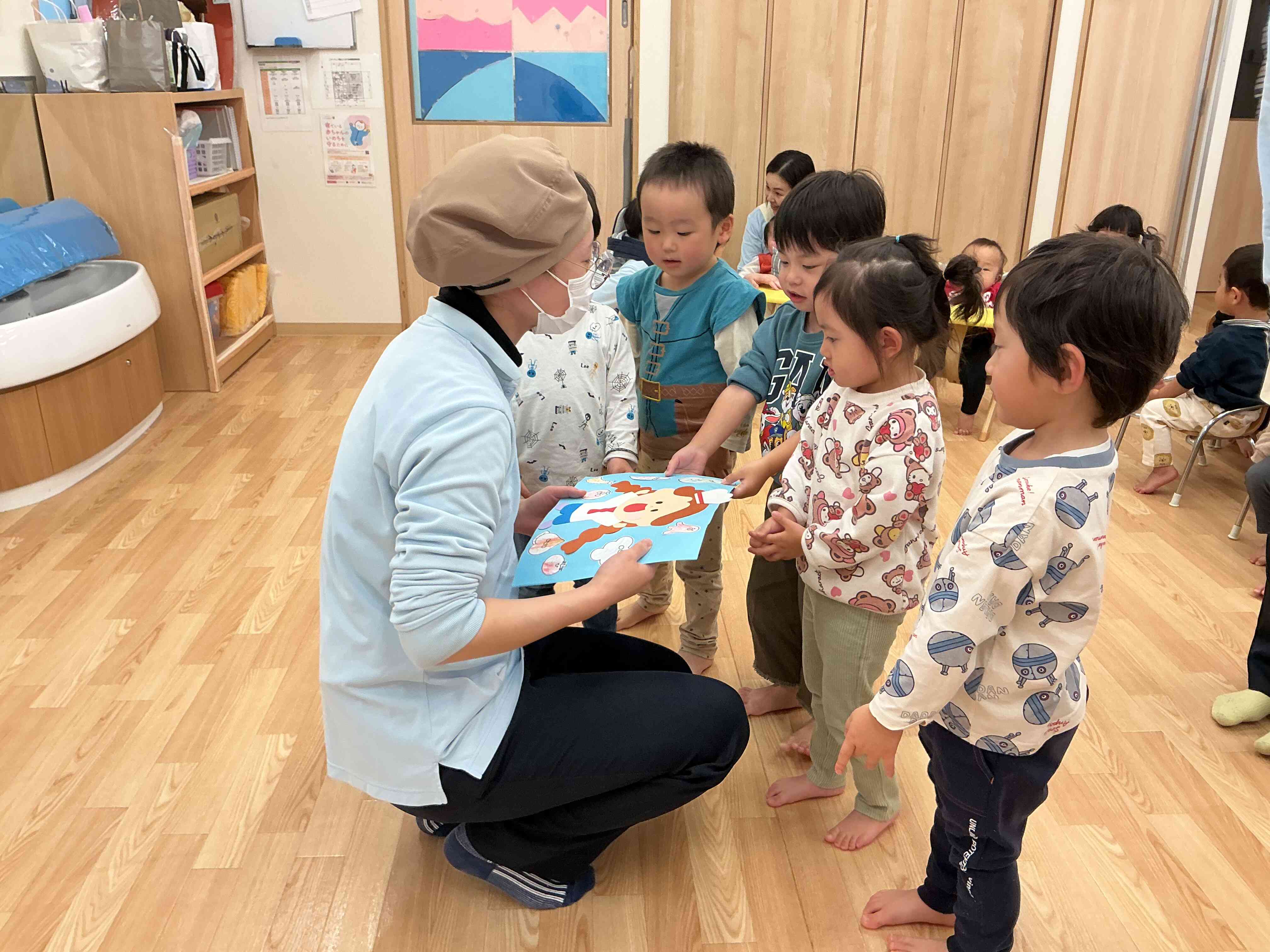 うさぎ組さん(2歳児)が代表してプレゼントを渡してくれました⭐︎