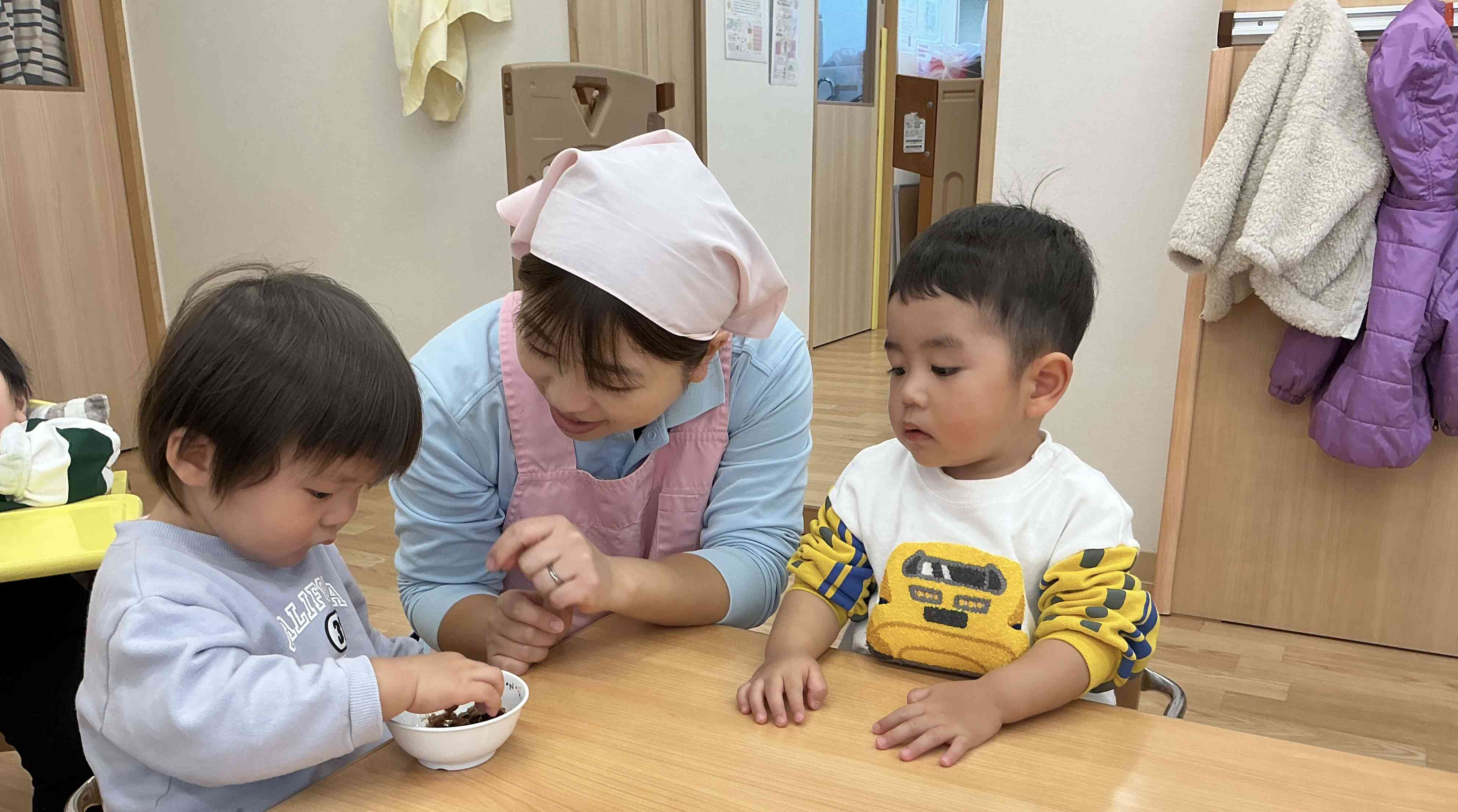 「だし」をとった後のかつお節も触ってみよう