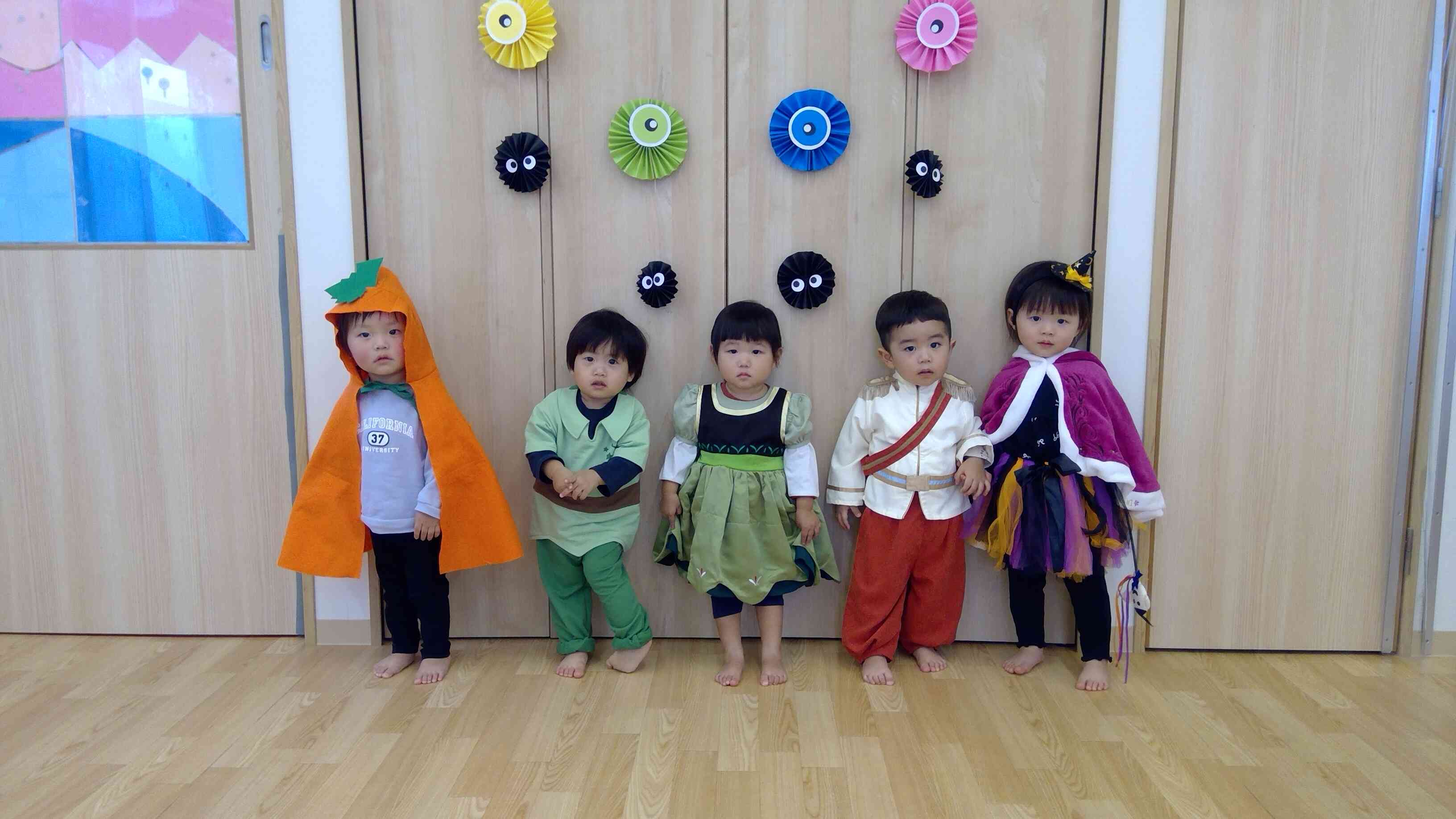 かわいい衣装で「はい、ポーズ!」