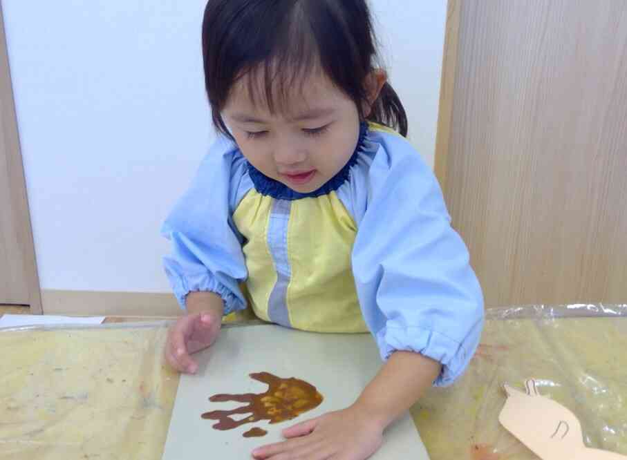 お手々でペタン!たのしいね