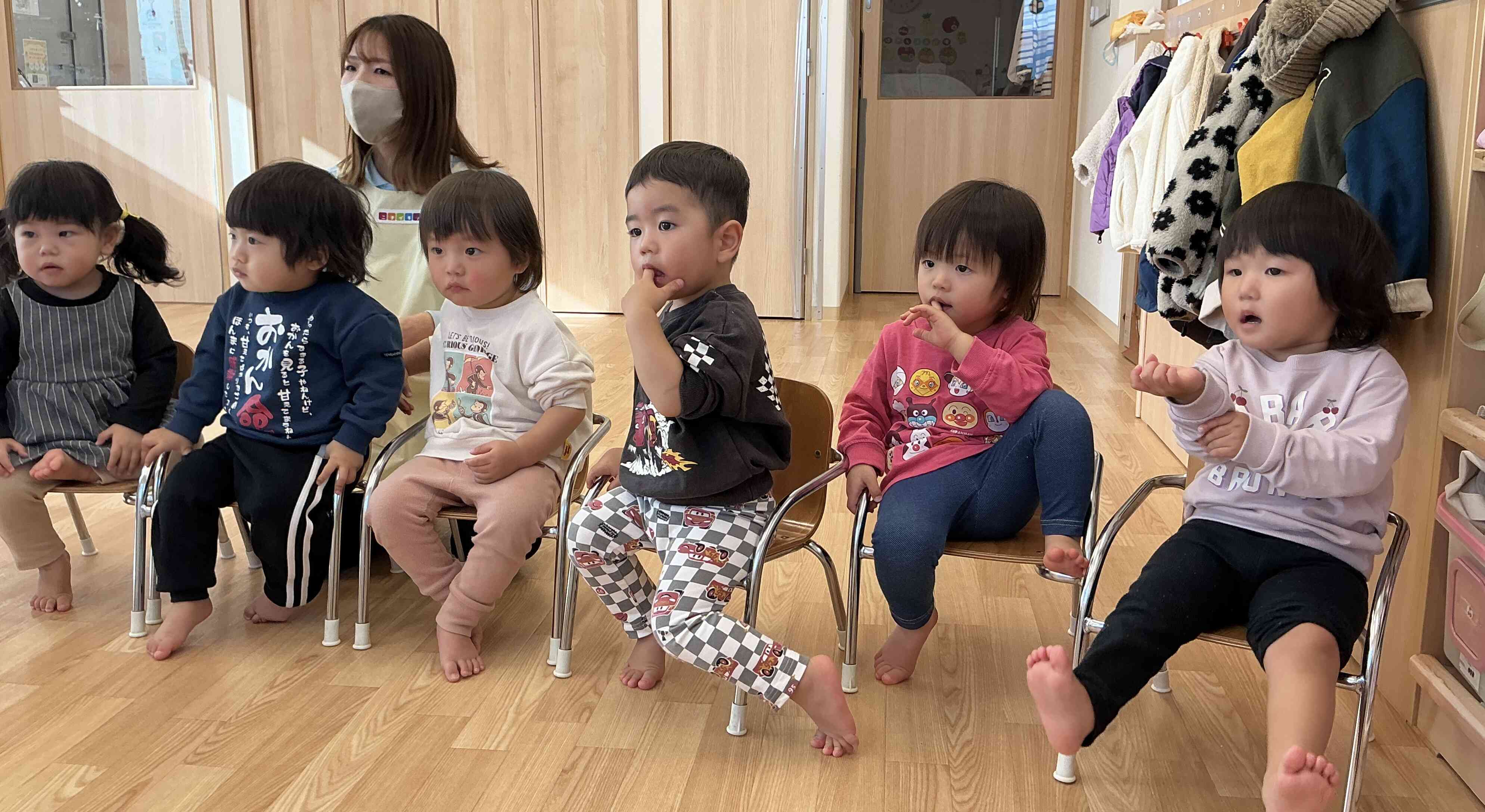 リズム遊びの後は絵本もみたよ♪