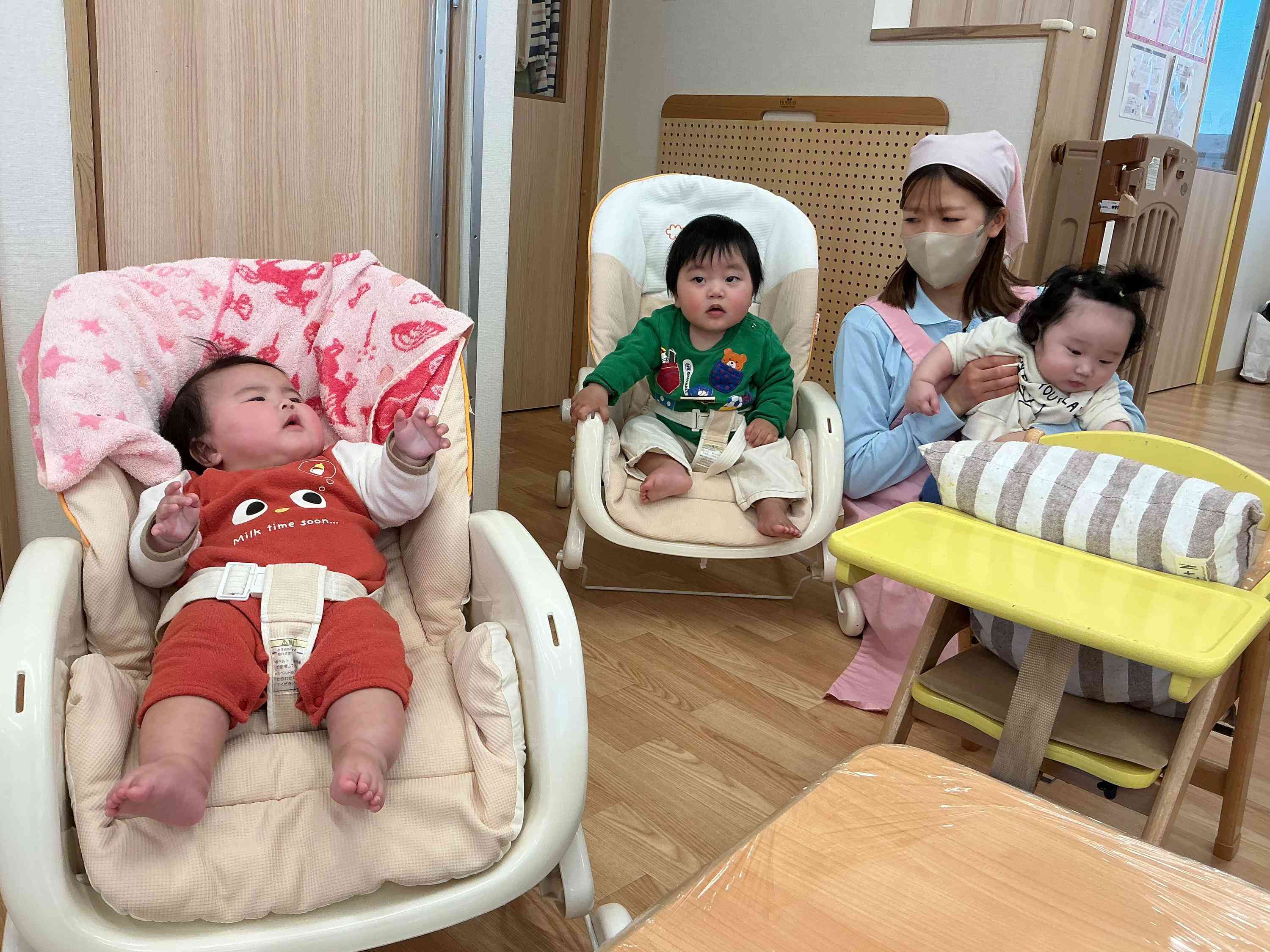 ひよこ組さんも見学です 大きくなったらしようね