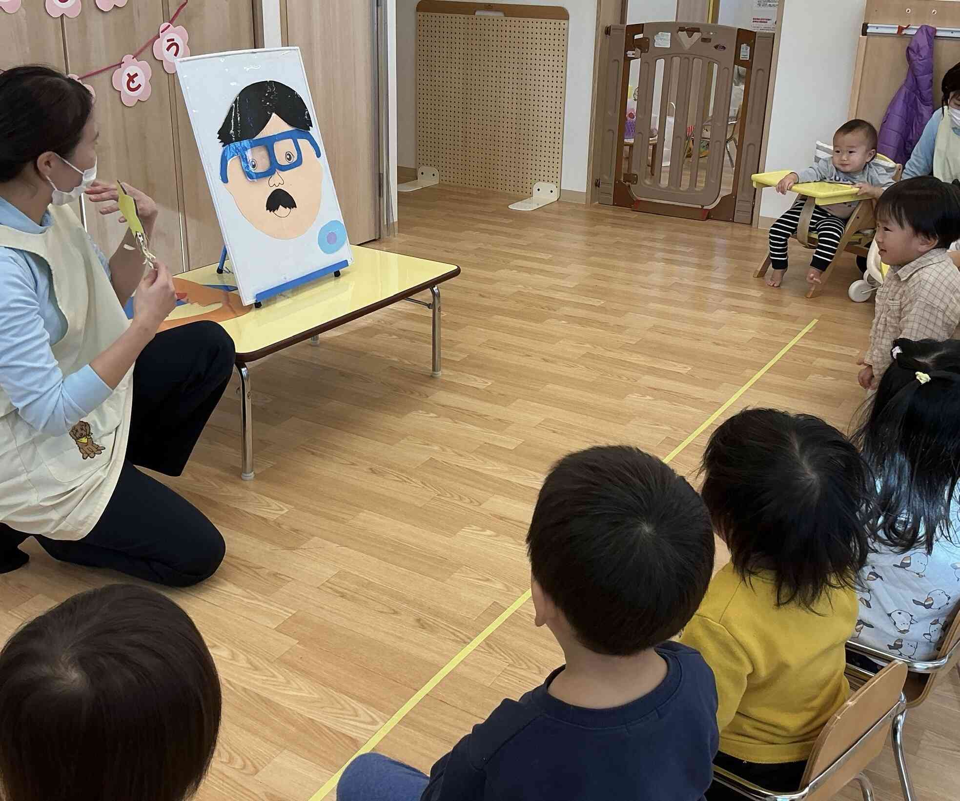 先生からの出し物に興味津々