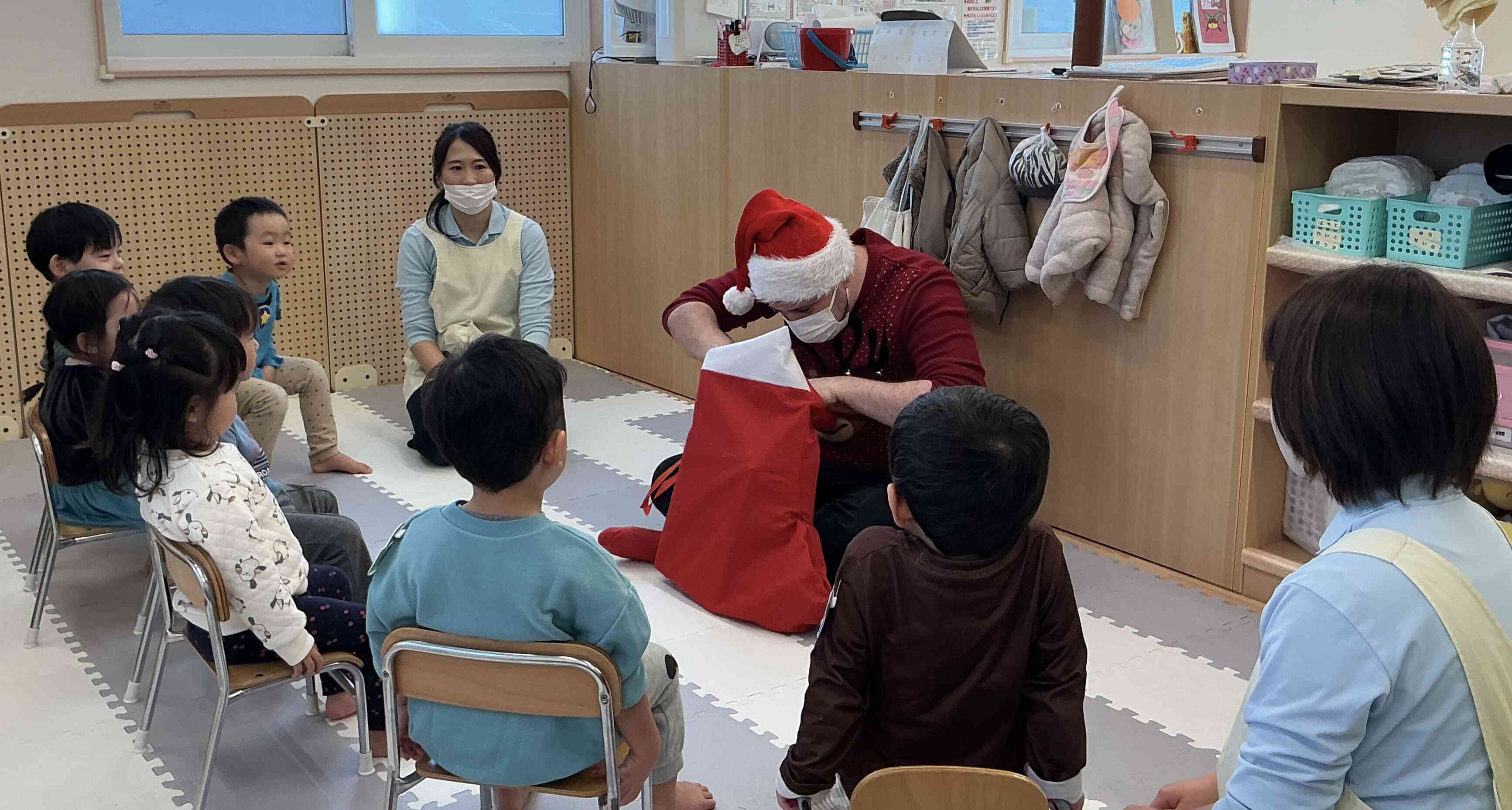 袋の中から何が出てくるのかな？