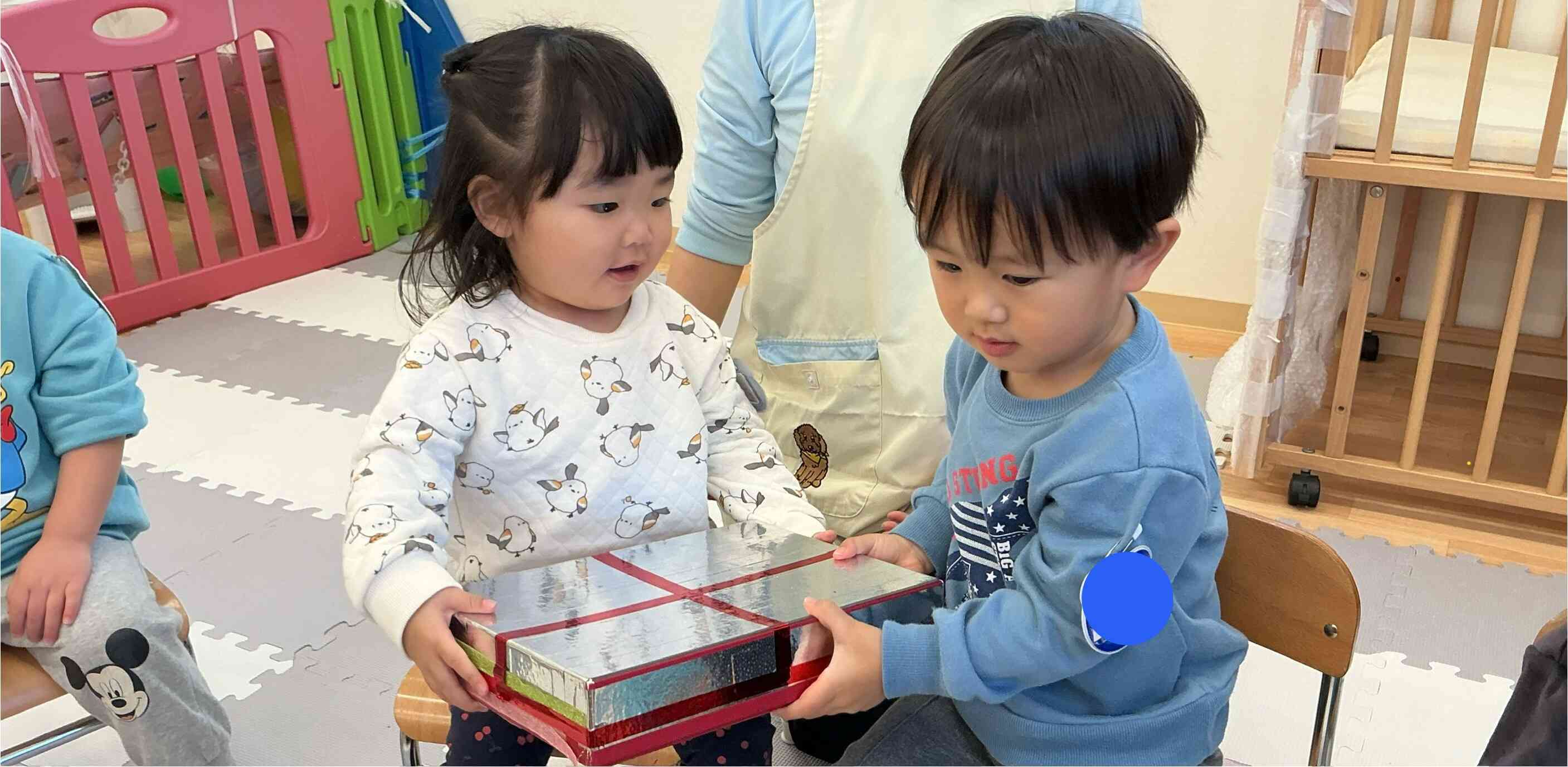 お友達に「はい！どうぞ！」