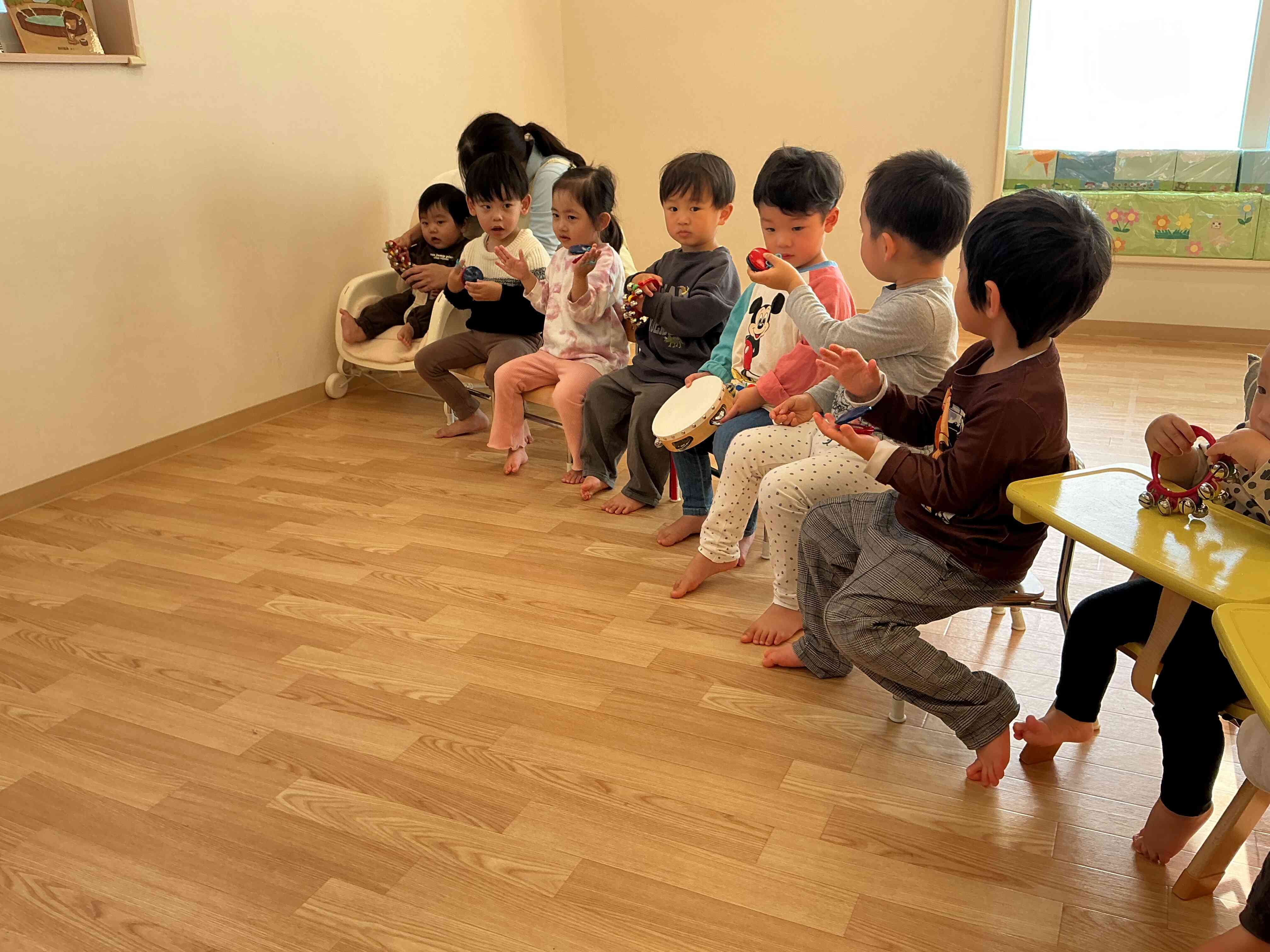 リズム遊びの様子(0、1、2歳児クラス）