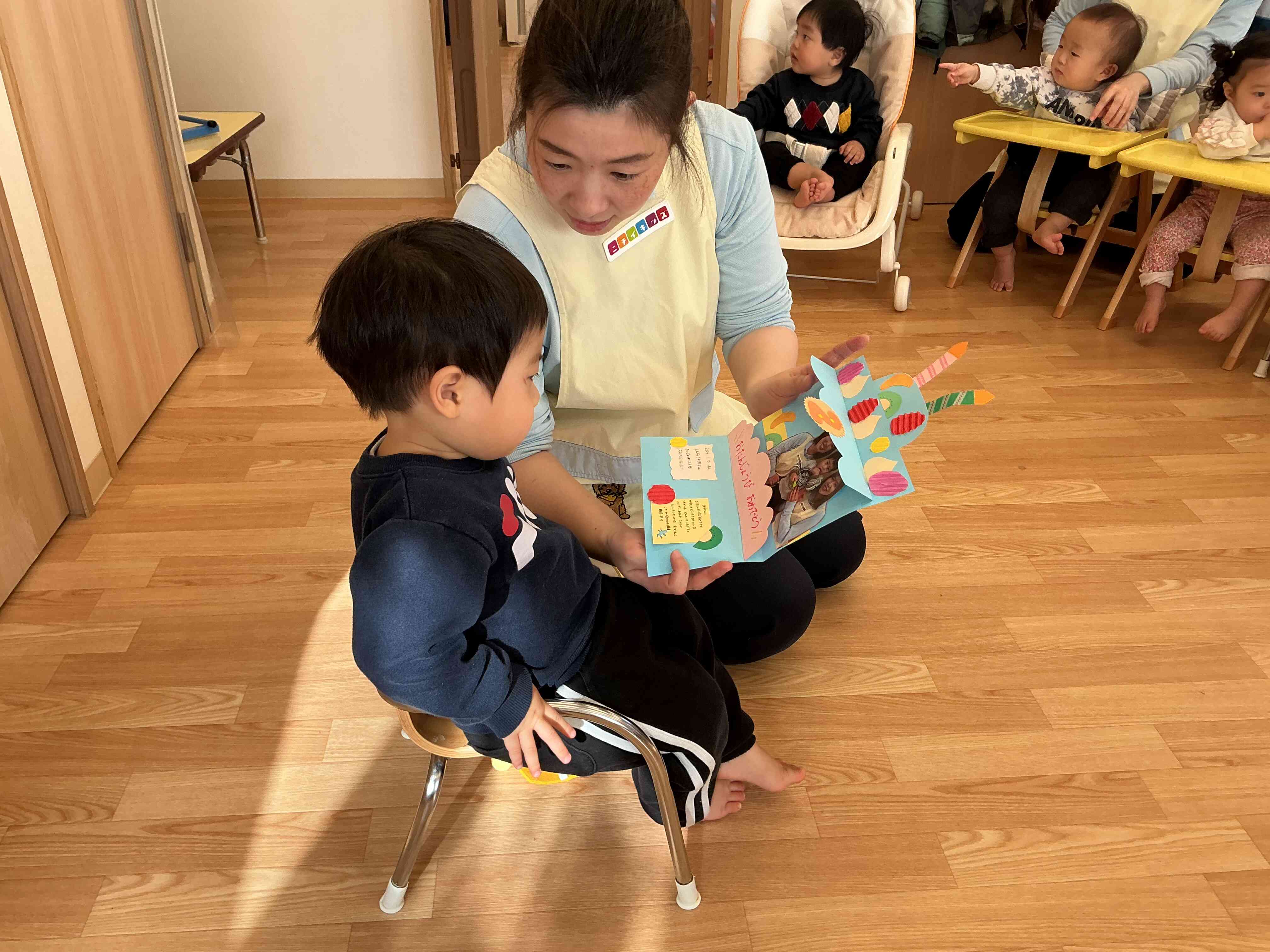 プレゼントの写真が気になるようです!