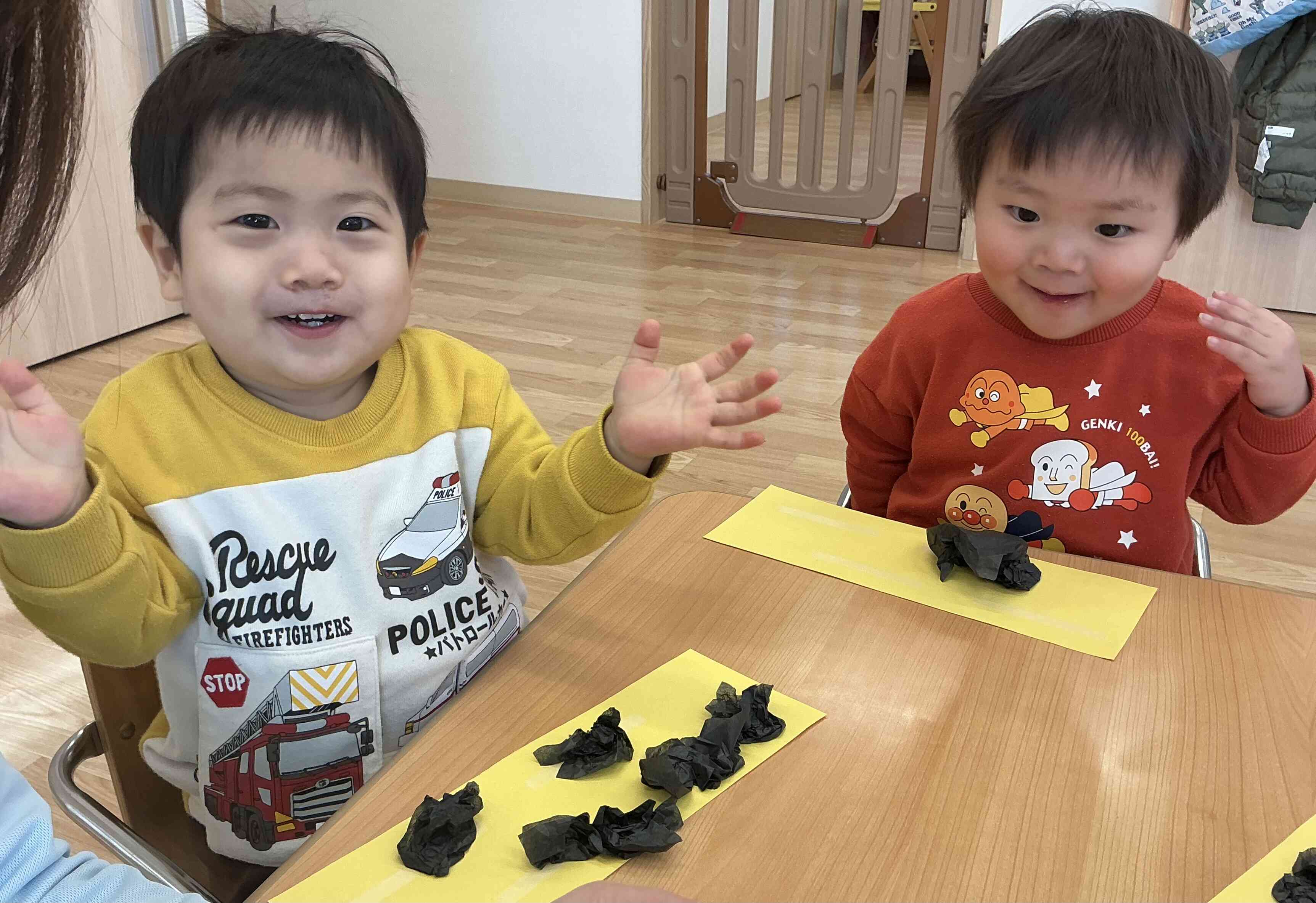 鬼のお面・豆入れ製作〜あひる組(1歳児)〜