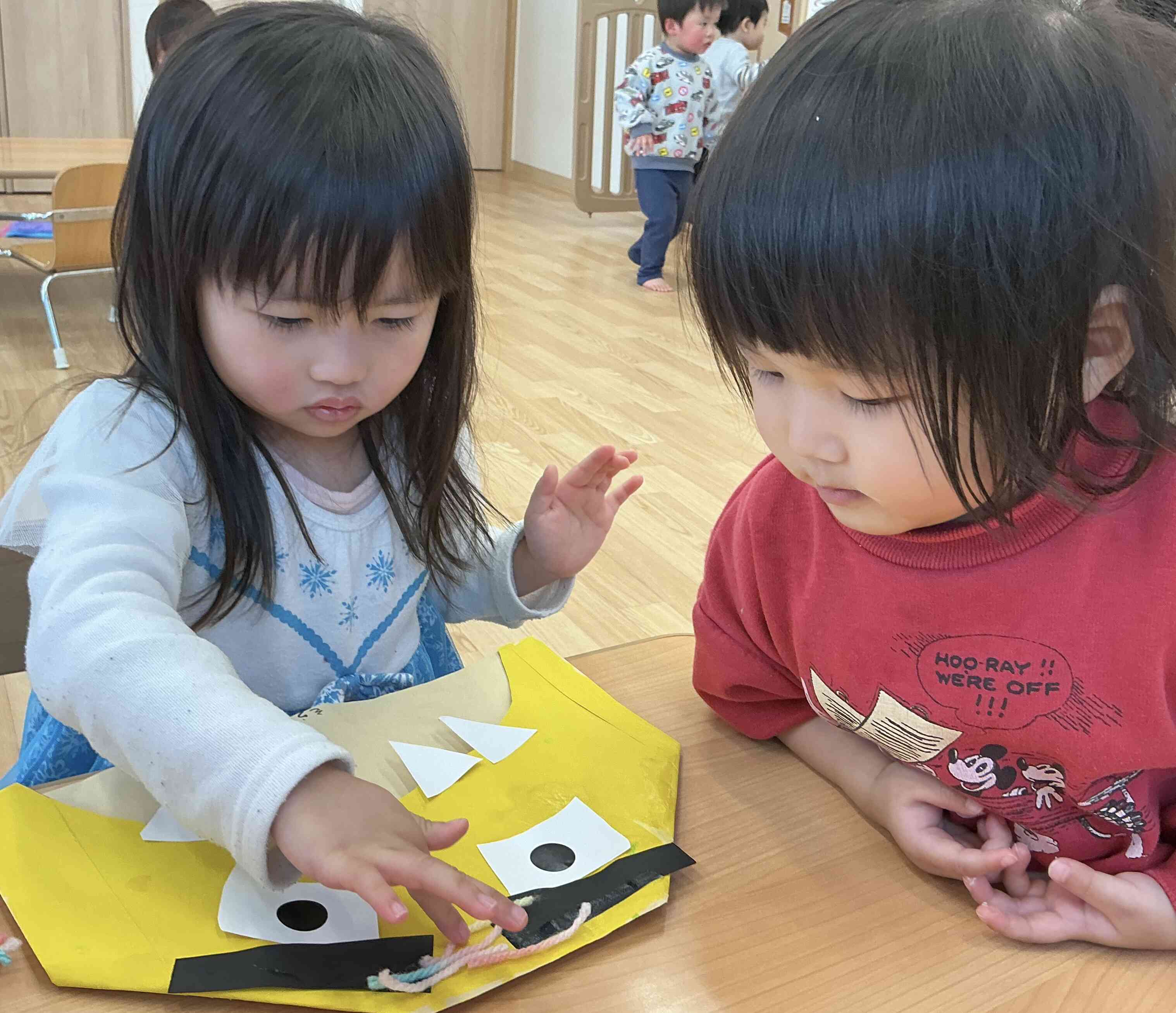 節分に向けての製作活動の様子（2歳児クラス）