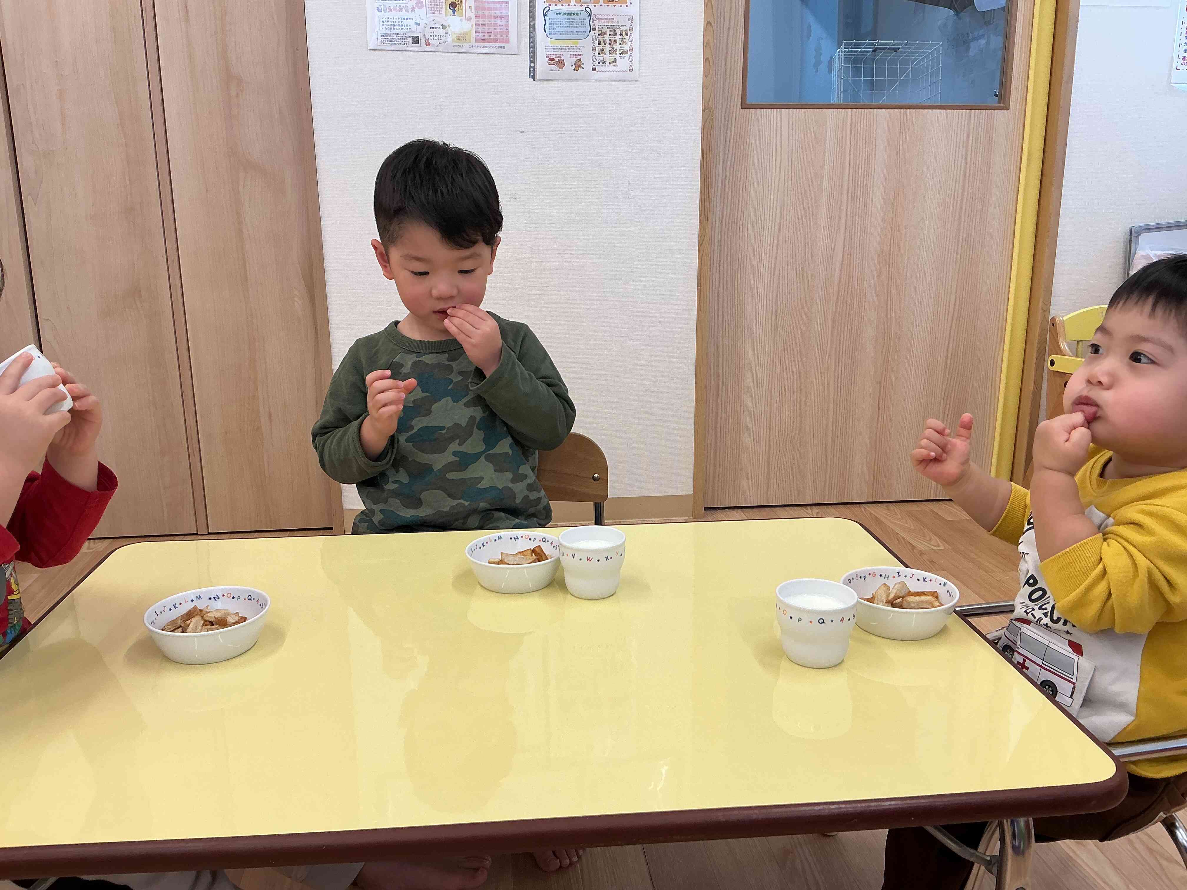 やったー！おやつ美味しいな〜