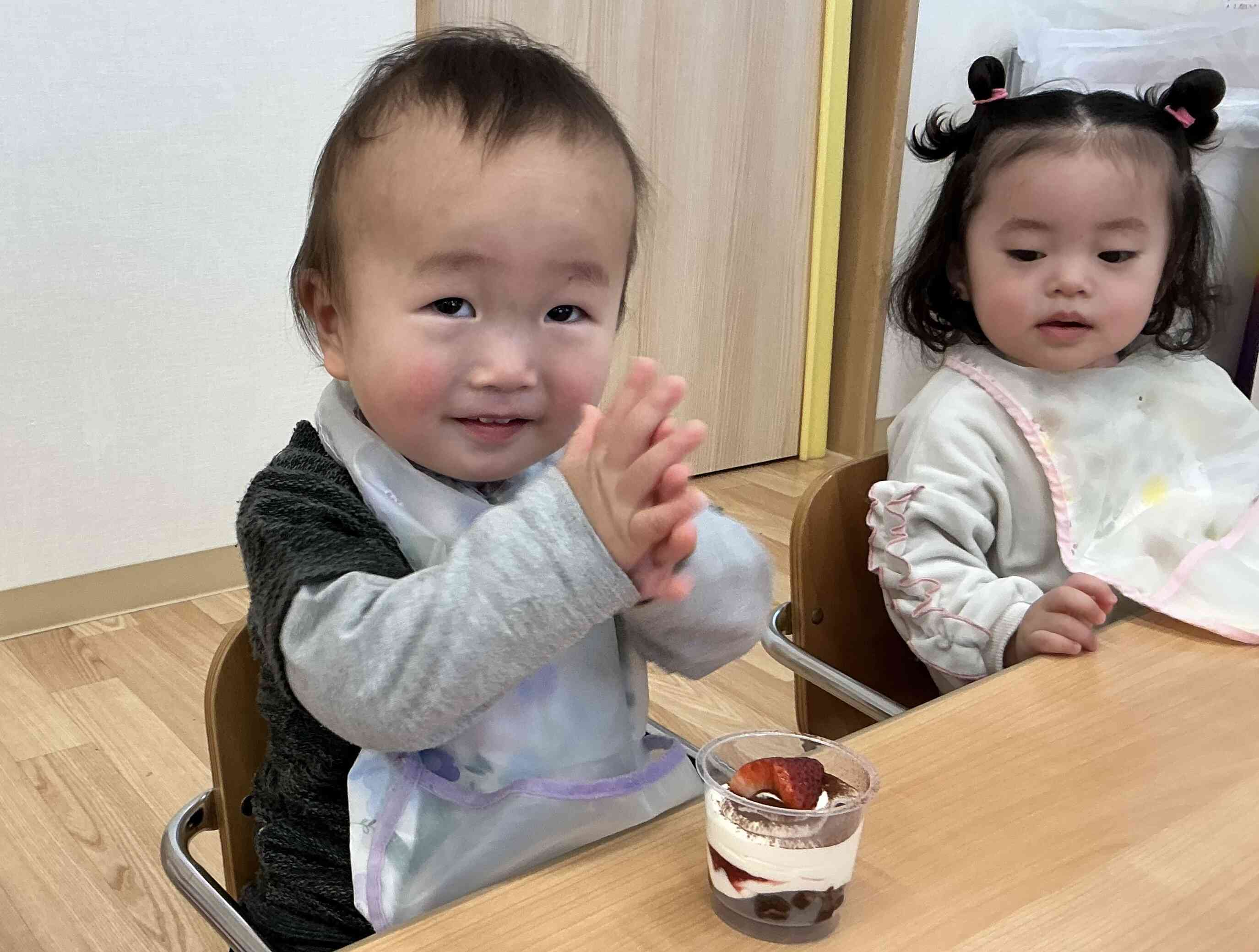 0歳児さんも上手に「いただきます!」