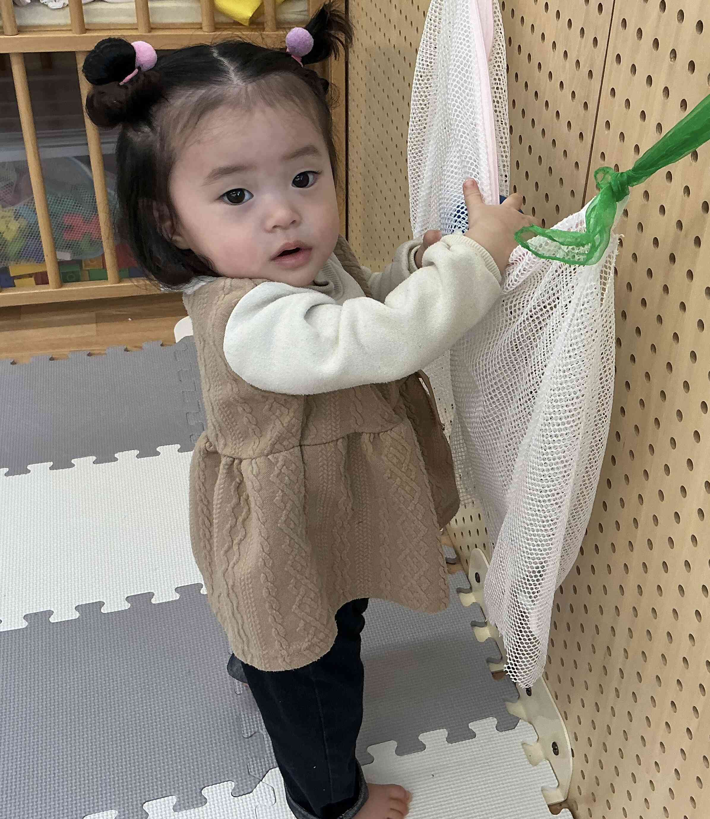 みてみて、ボール入れられたよ！