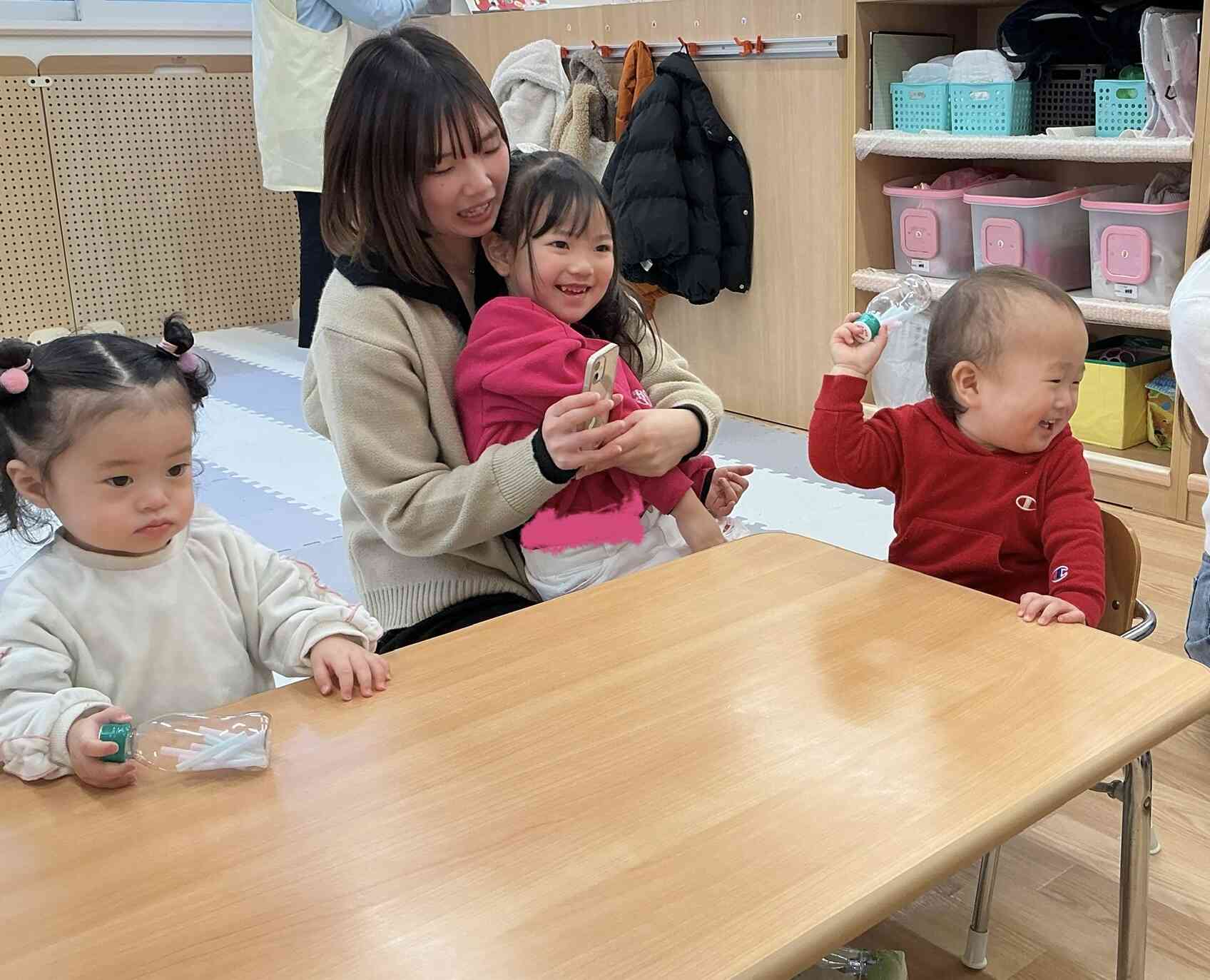 マラカスで遊ぶの楽しいな〜