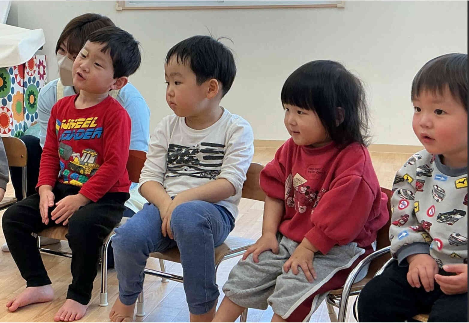 みんなで先生からの出し物を見てみよう!