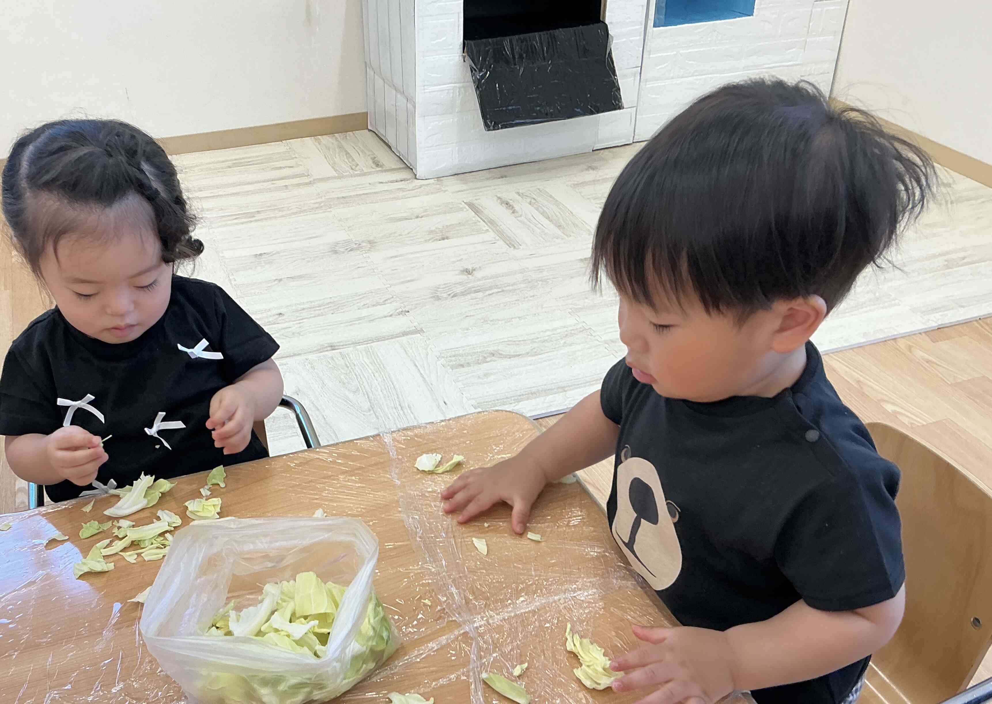 食育〜キャベツをちぎろう〜