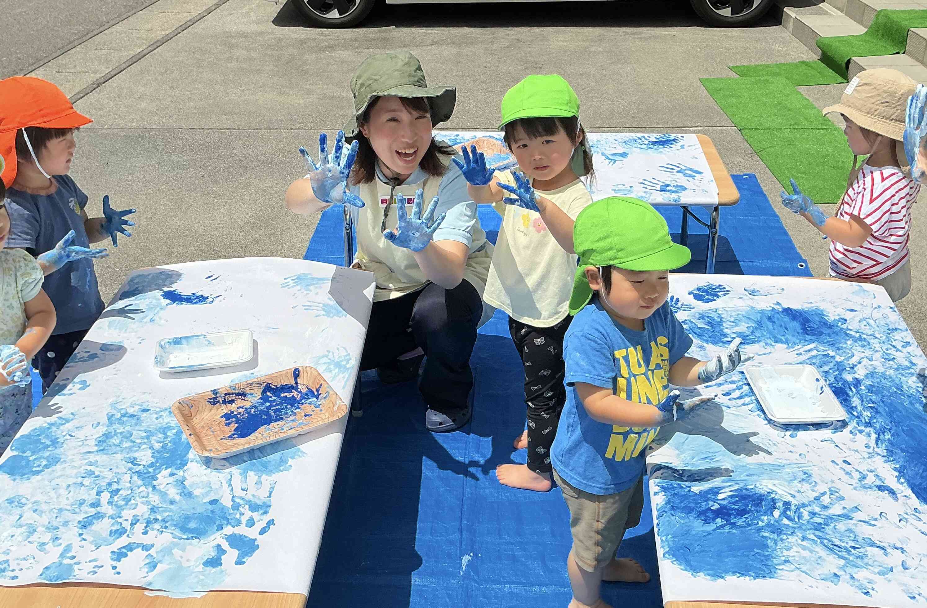 おもいっきり絵の具あそび（2歳児）