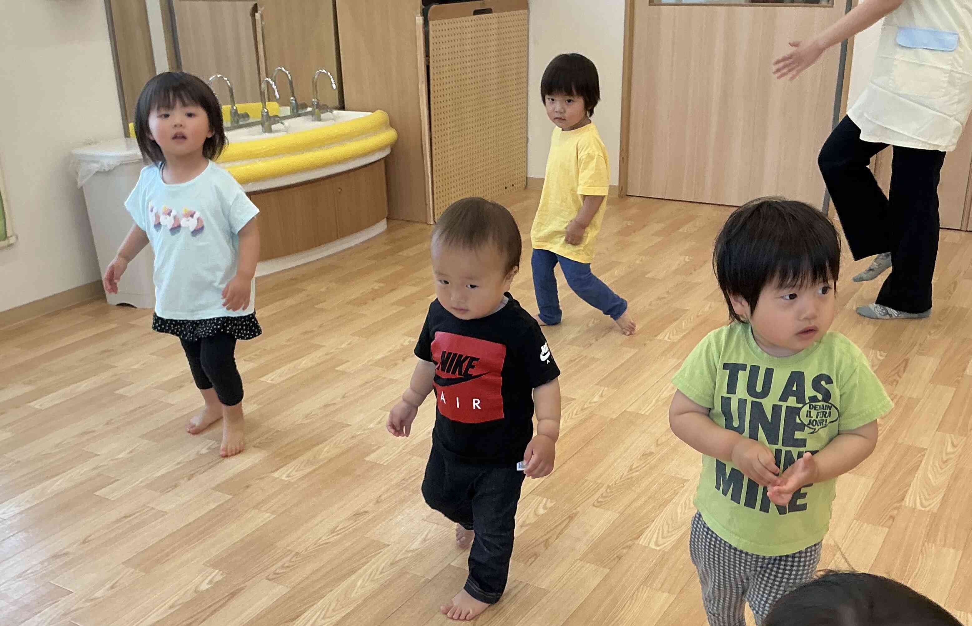 ピアノに合わせて「いち、に　いち、に」