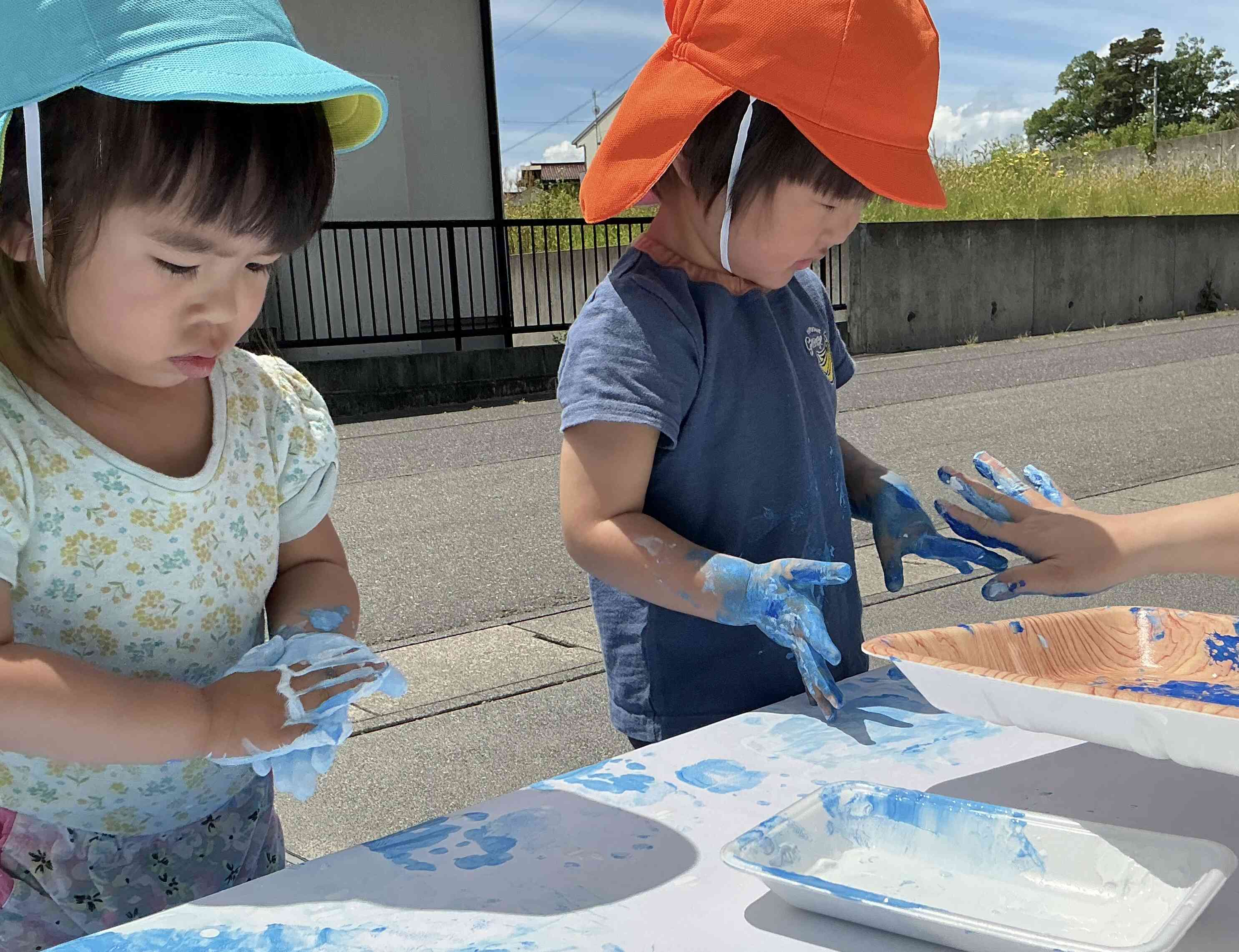 ゆっくり絵の具に慣れていこう！