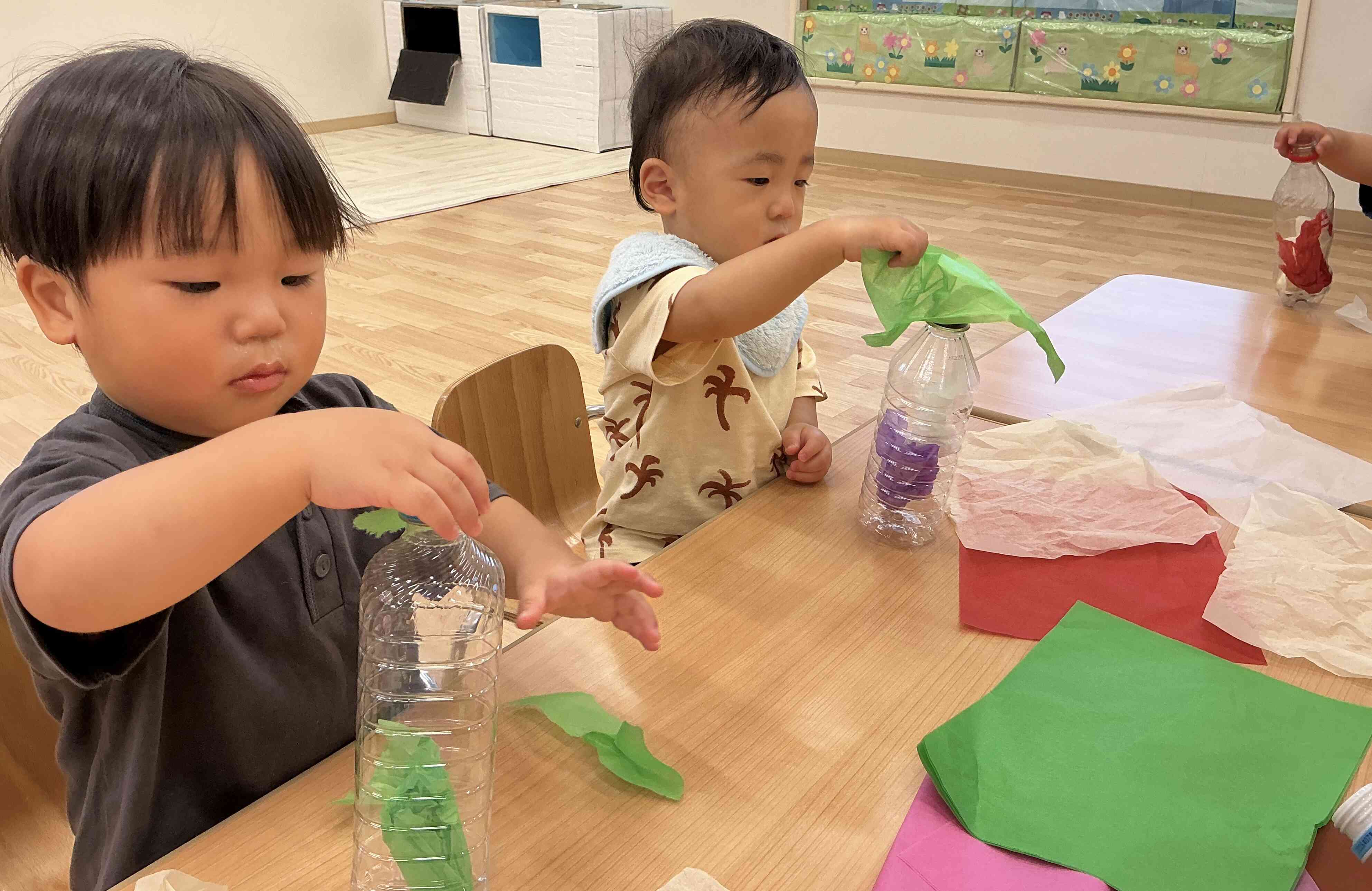 新聞紙あそび、色水遊びの様子(1歳児クラス)