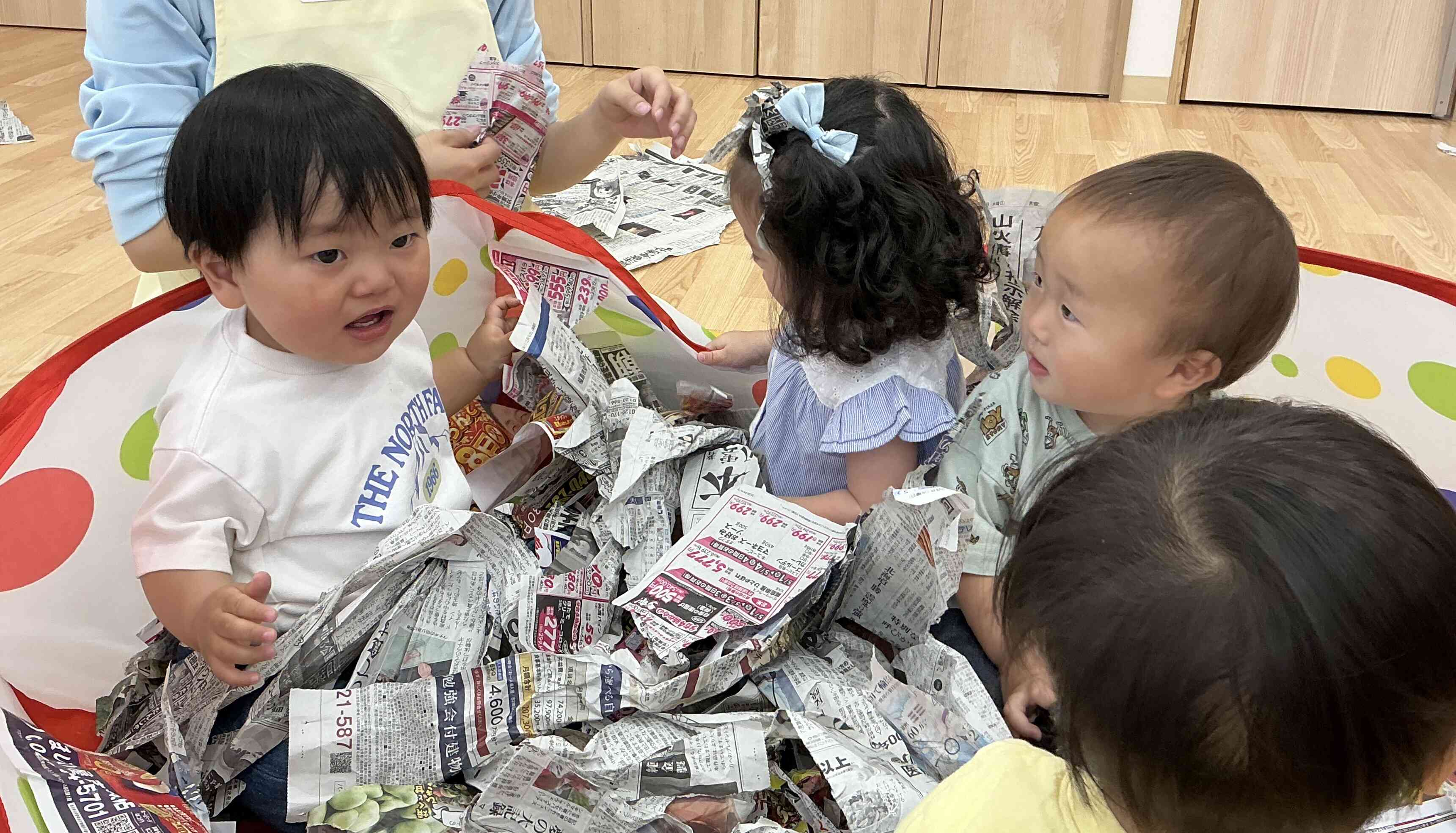 新聞紙遊びも楽しみましたよ。