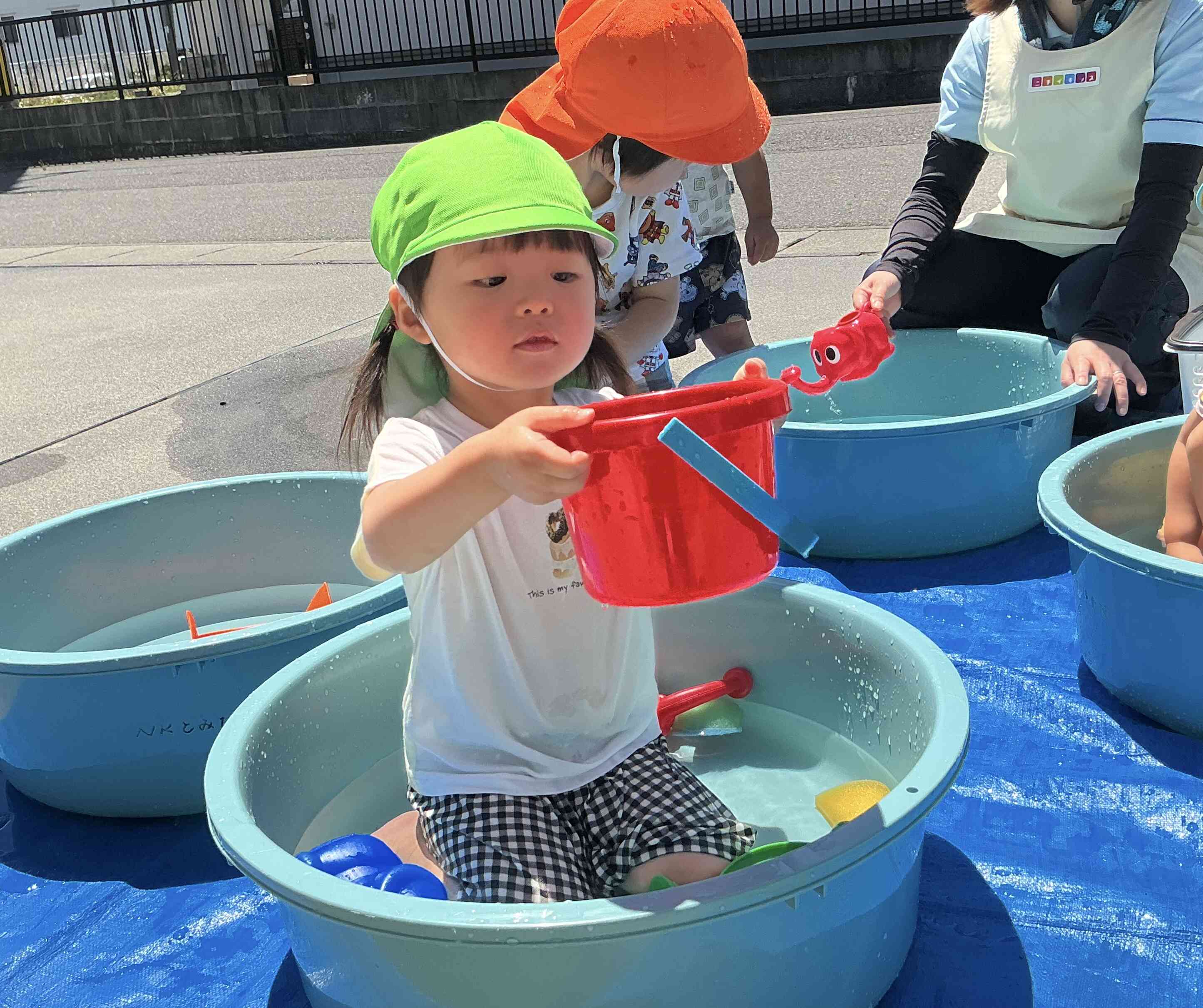 楽しい水遊び(2歳児)