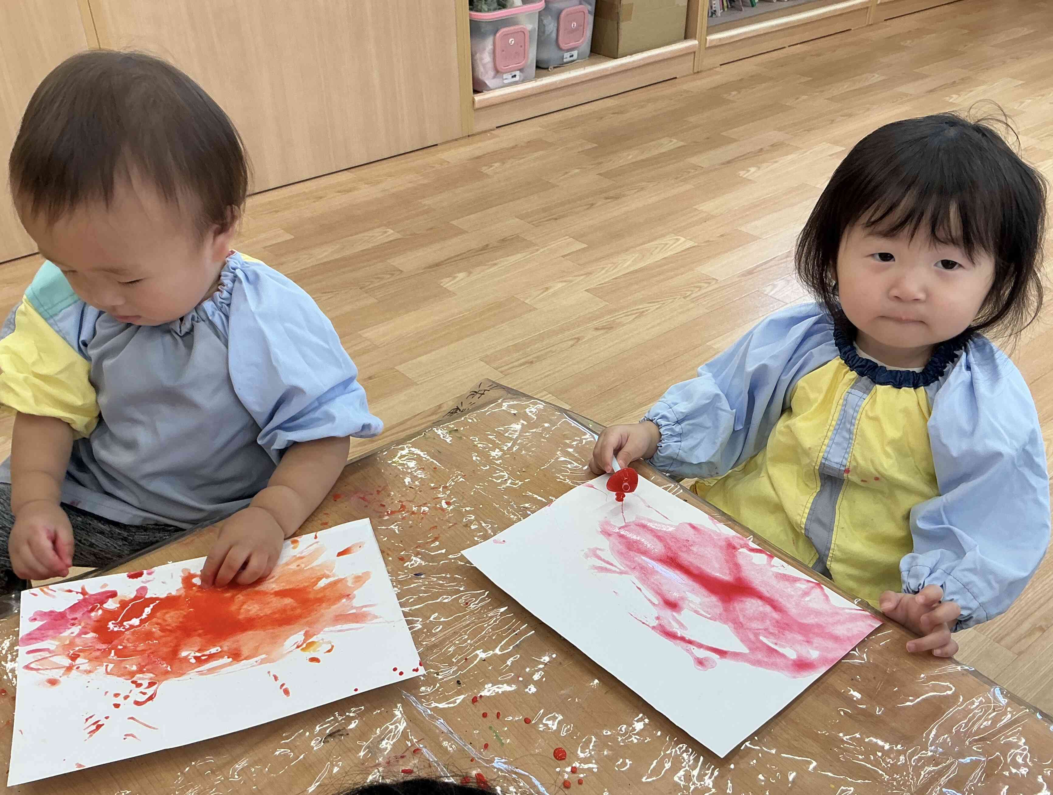 手に絵の具がついても平気だよ