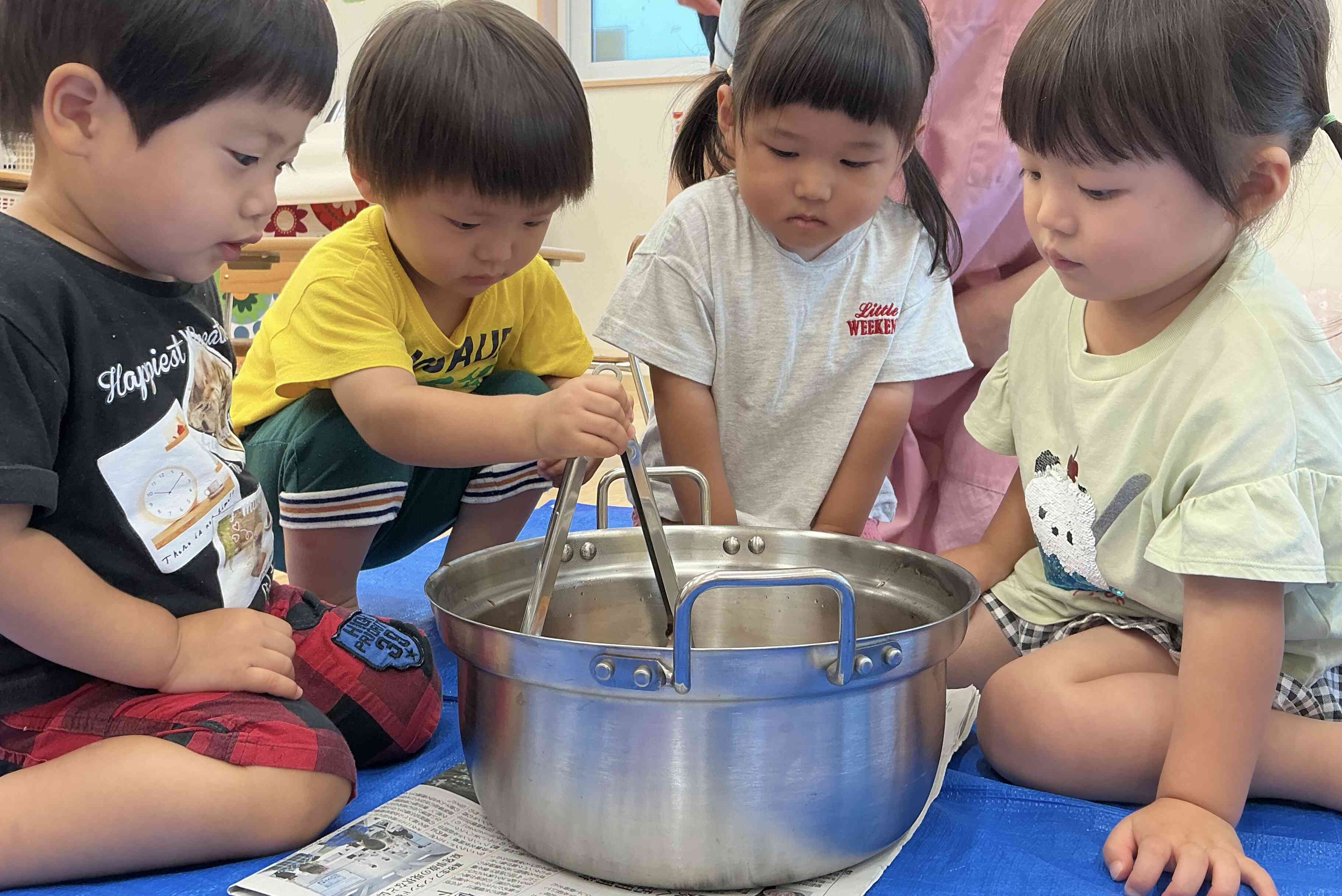 食育活動〜玉ねぎの皮で色染めをしよう〜