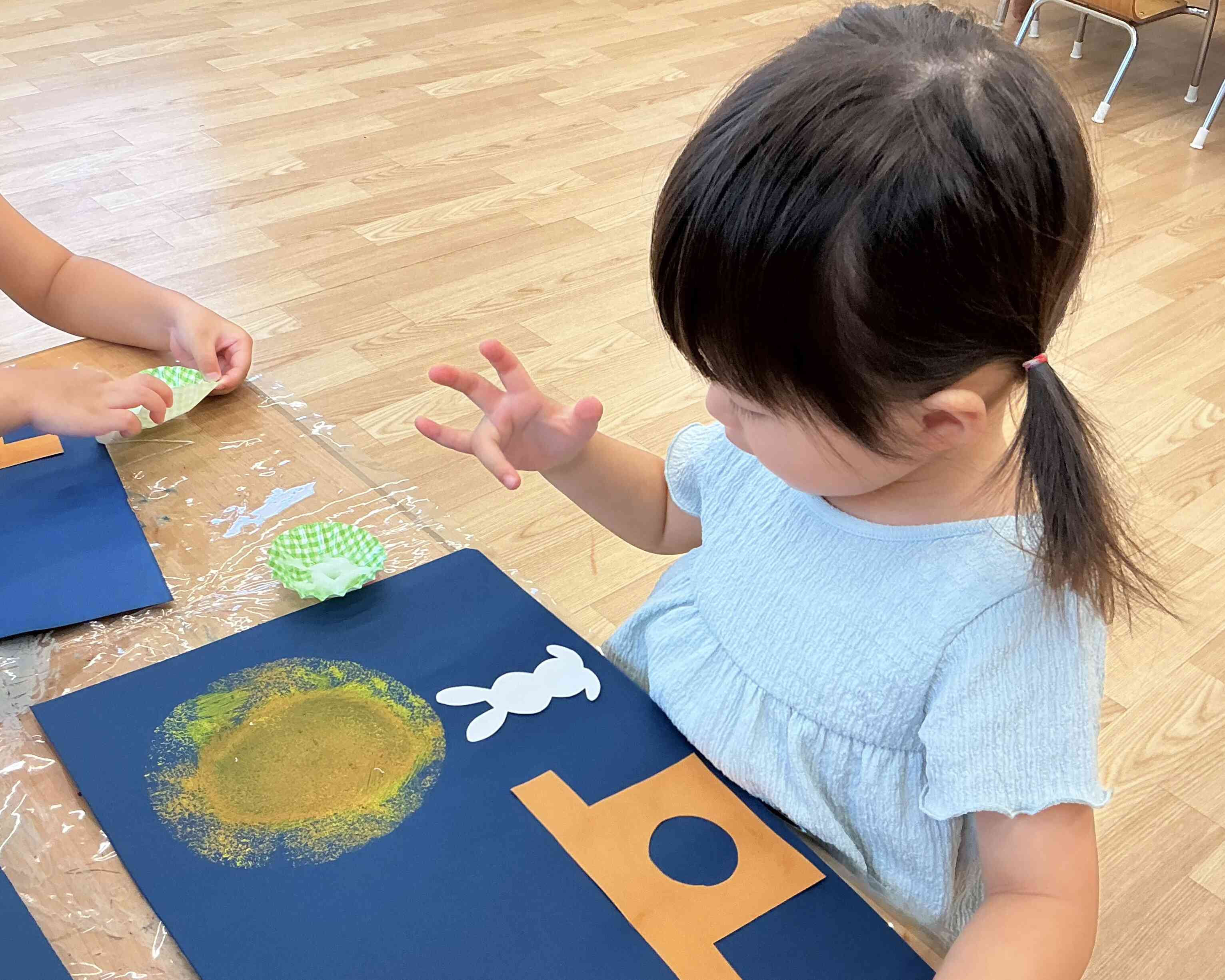 うさぎさんがお月様を見てるね！