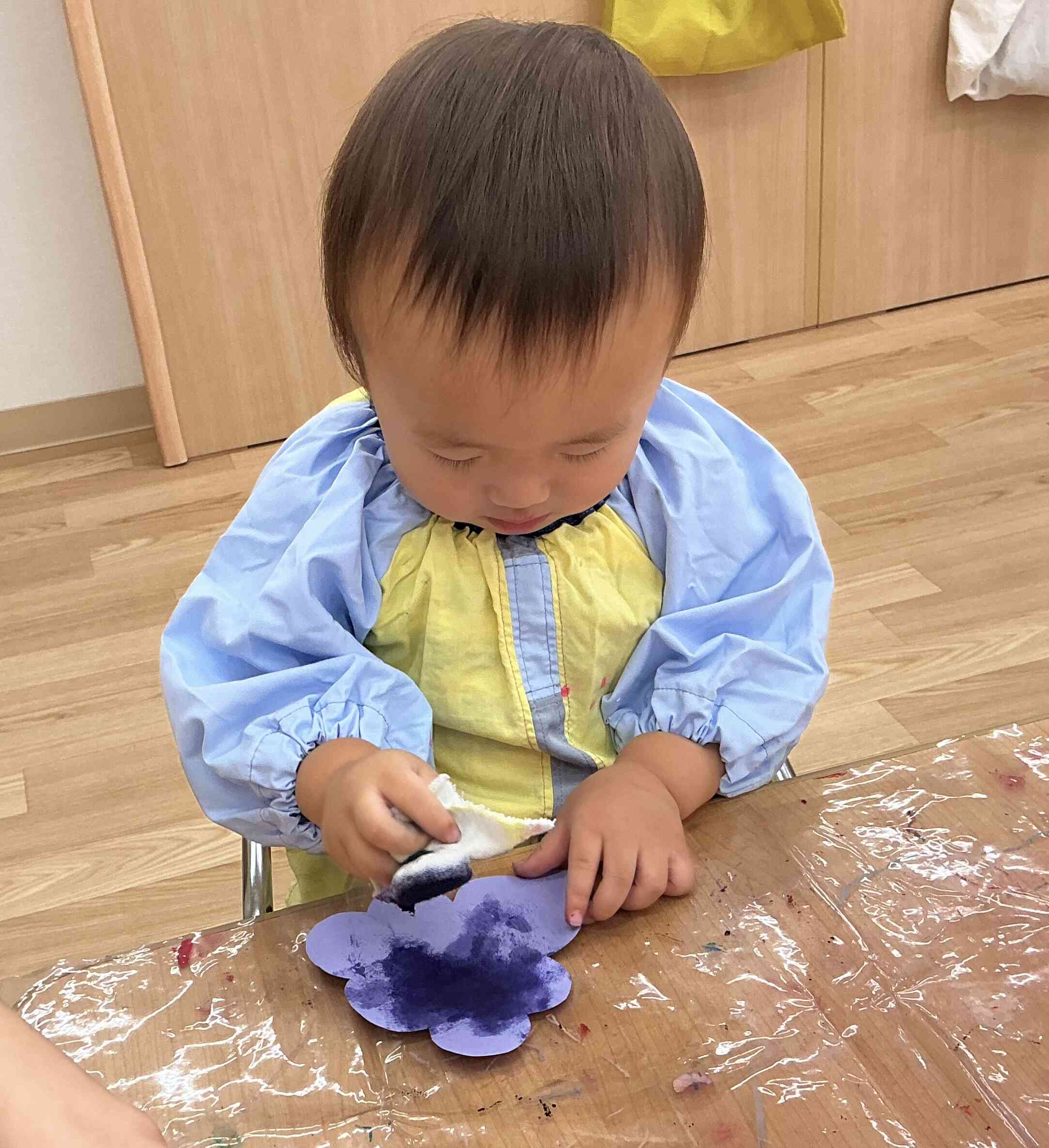 反対の手で紙を押さえて