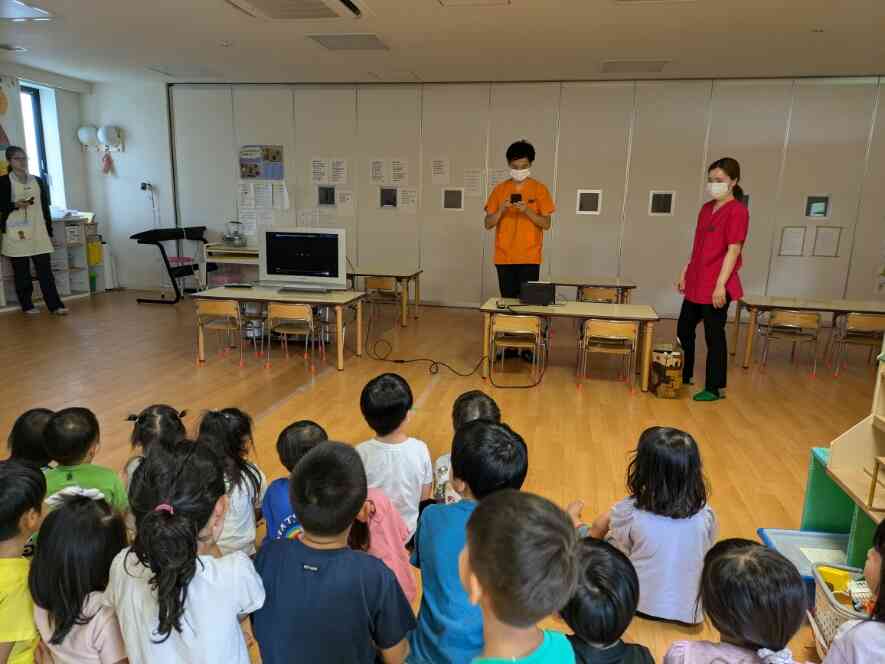 どんなお話してくれるかな？ワクワクの子どもたちです。