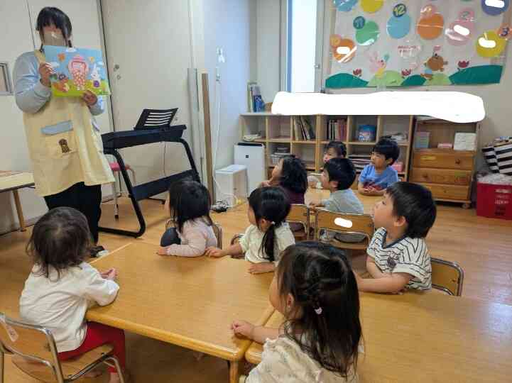 帰りの会では紙芝居も。夢中になって見ています！