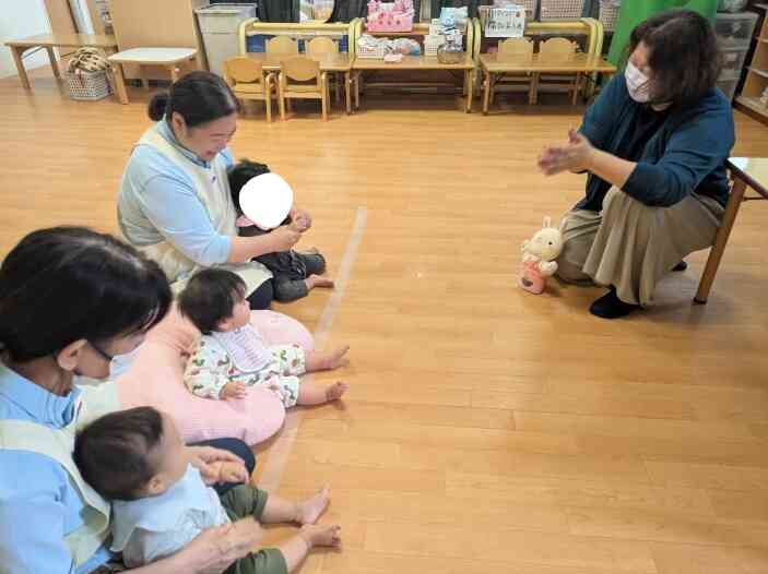 ひよこ組（0歳児）リトミックが始まりました！