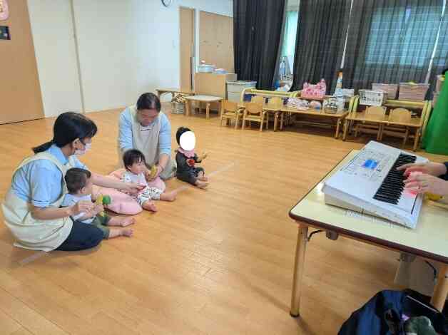 先生のピアノの音に合わせて手足を動かします！