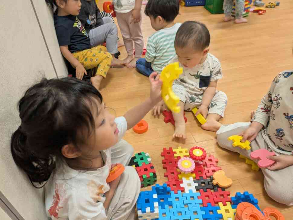 お兄ちゃんのを見て真似します！