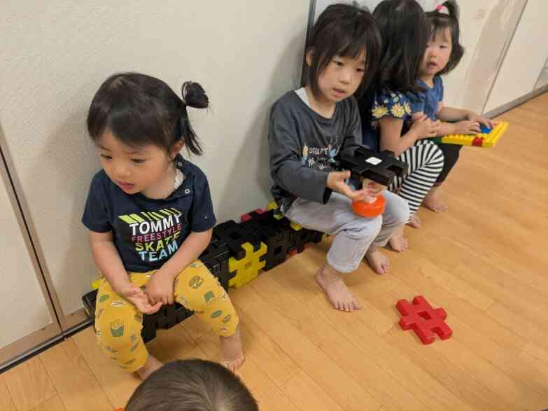 ブロックのベンチに座る女の子たち。おしゃべりが楽しそう！