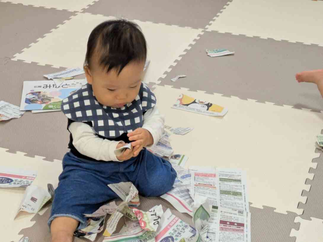新聞紙で遊ぼう！（0歳児）
