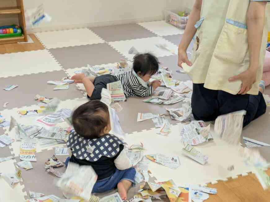 パラパラ・・と上から落ちてくる紙にも興味津々！