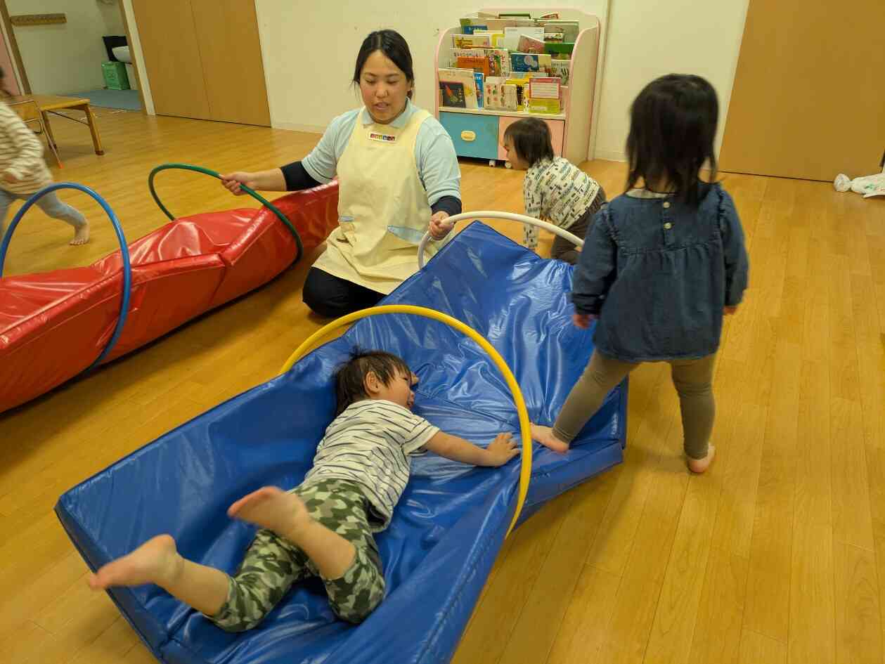マットで遊ぼう！（2歳児クラス）