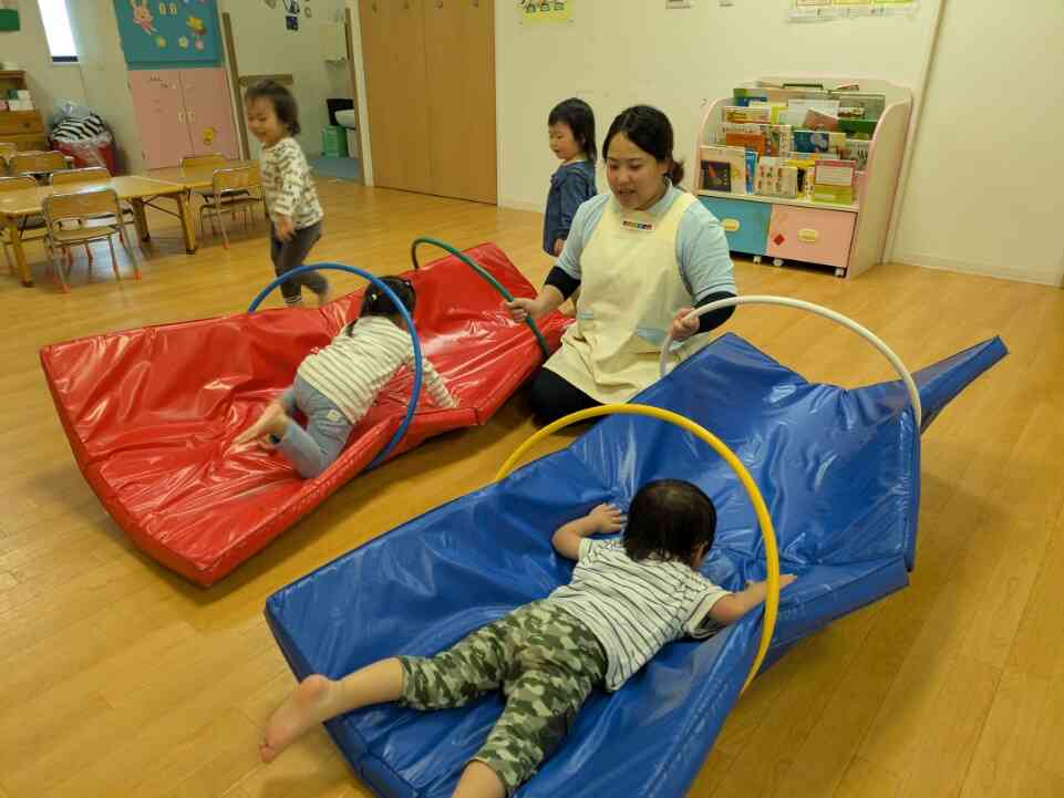 フープをくぐって・・・楽しいね！