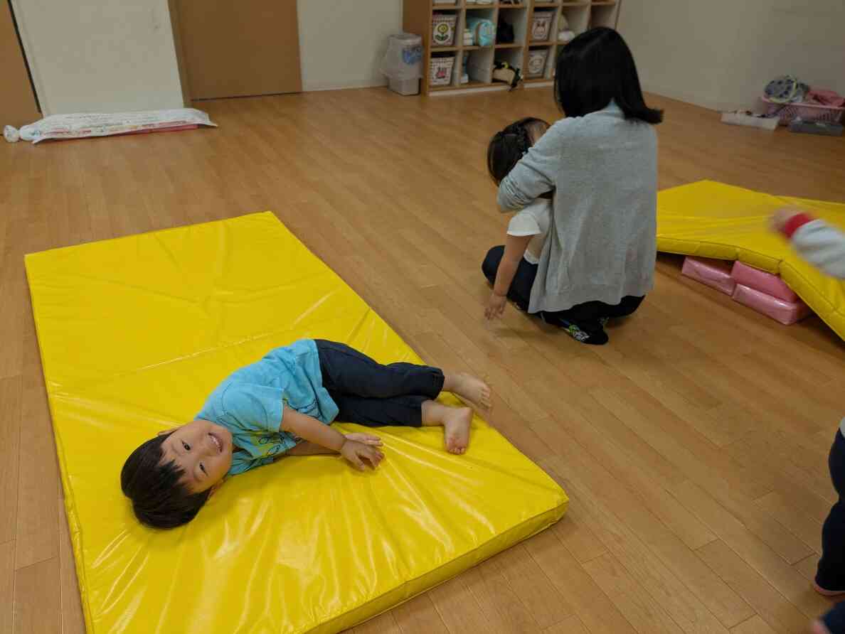 マットの上でゴロゴロ・・・気持ちいいね！