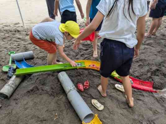 お水はどうやったら流れるかな?川ができるかな?みんなで考えながら遊びます。