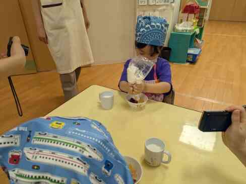 生クリームを絞って・・・盛り付けも可愛く！