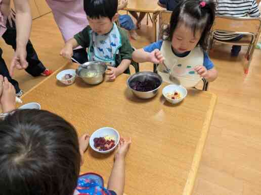 自分で盛り付けるのが嬉しい2歳児クラスのお友だちです！
