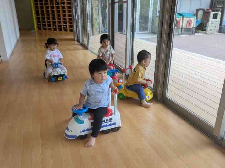 りす組(1歳児クラス）室内遊び（コンビカー・風船遊び）