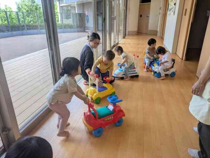 みんなで楽しくコンビカーで廊下を走ります！