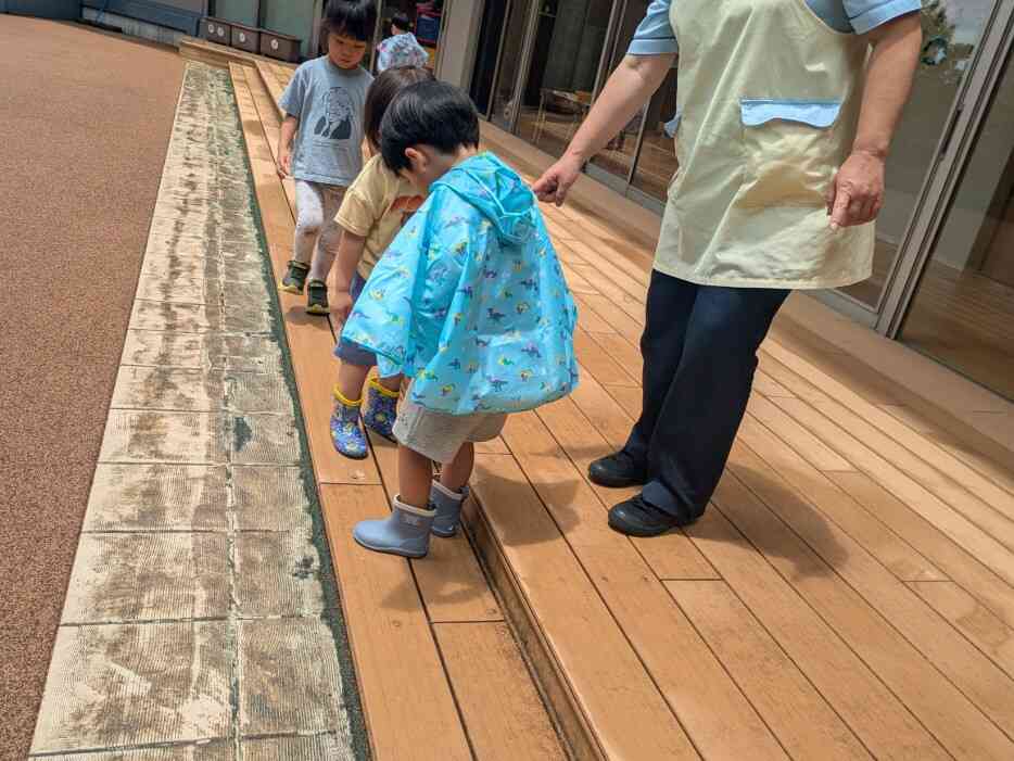 見て見て！こっちに水たまりがあるよ！